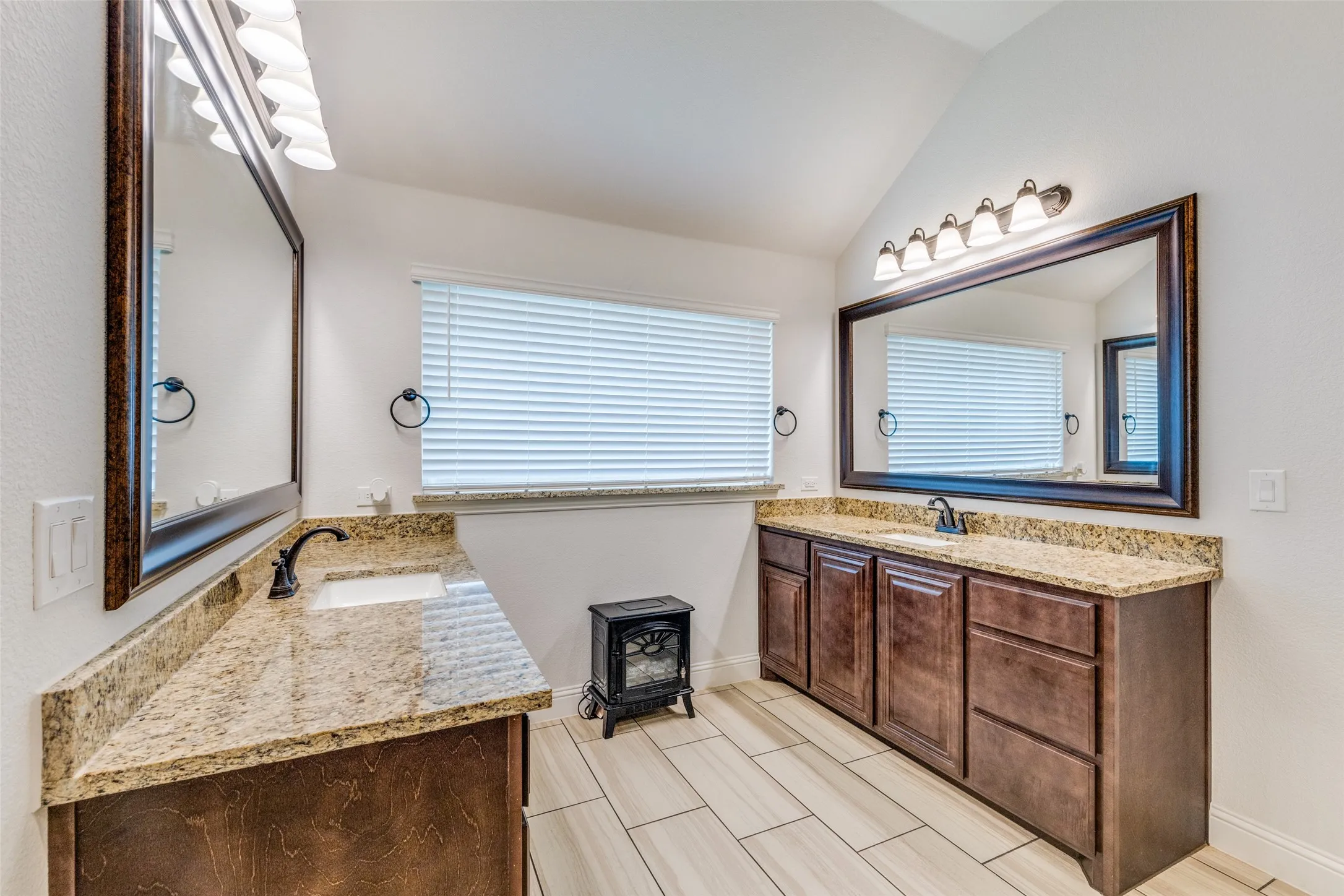 Single Family Residence For Sale in Tarrant County , 2602 Geer Lane, Mansfield, Texas 76063, 4 Bedroom, 3 Bathroom, 2 Garage spaces, 2,560 Sqft, built in 2021, mls#21274967, Real Estate Agent in Mansfield, Homes For Sale in Tarrant county, Homes For Sale in Mansfield, Realtor in Mansfield Texas, Real Estate Brokerage Independent Realty Texas, Luminita Cordes Realtor