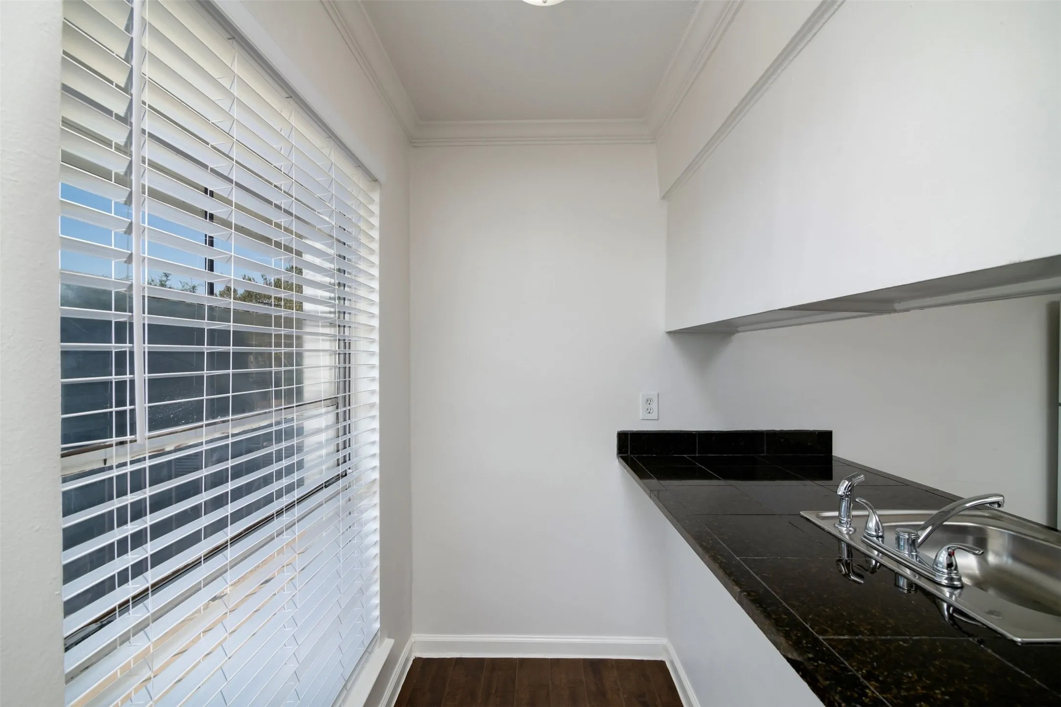 Apartment For Rent in Dallas County , 2816 Throckmorton Street 7, Dallas, Texas 75219, 1 Bedroom, 1 Bathroom, Garage spaces, 494 Sqft, built in 1968, mls#21275125, Real Estate Agent in Dallas, Homes For Rent in Dallas county, Homes For Rent in Dallas, Realtor in Dallas Texas, Real Estate Brokerage Independent Realty Texas, Luminita Cordes Realtor