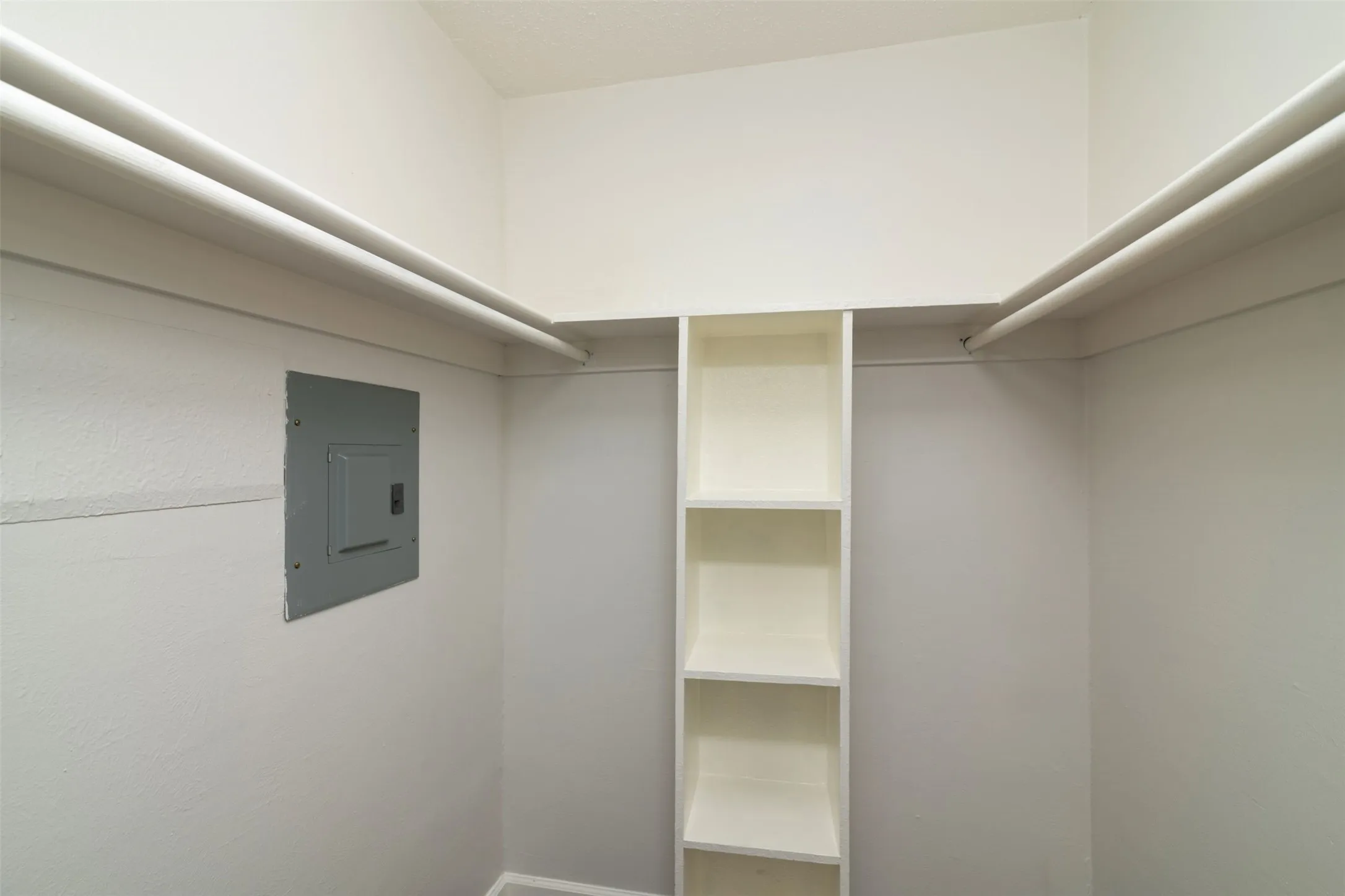 Apartment For Rent in Dallas County , 2816 Throckmorton Street 7, Dallas, Texas 75219, 1 Bedroom, 1 Bathroom, Garage spaces, 494 Sqft, built in 1968, mls#21275125, Real Estate Agent in Dallas, Homes For Rent in Dallas county, Homes For Rent in Dallas, Realtor in Dallas Texas, Real Estate Brokerage Independent Realty Texas, Luminita Cordes Realtor