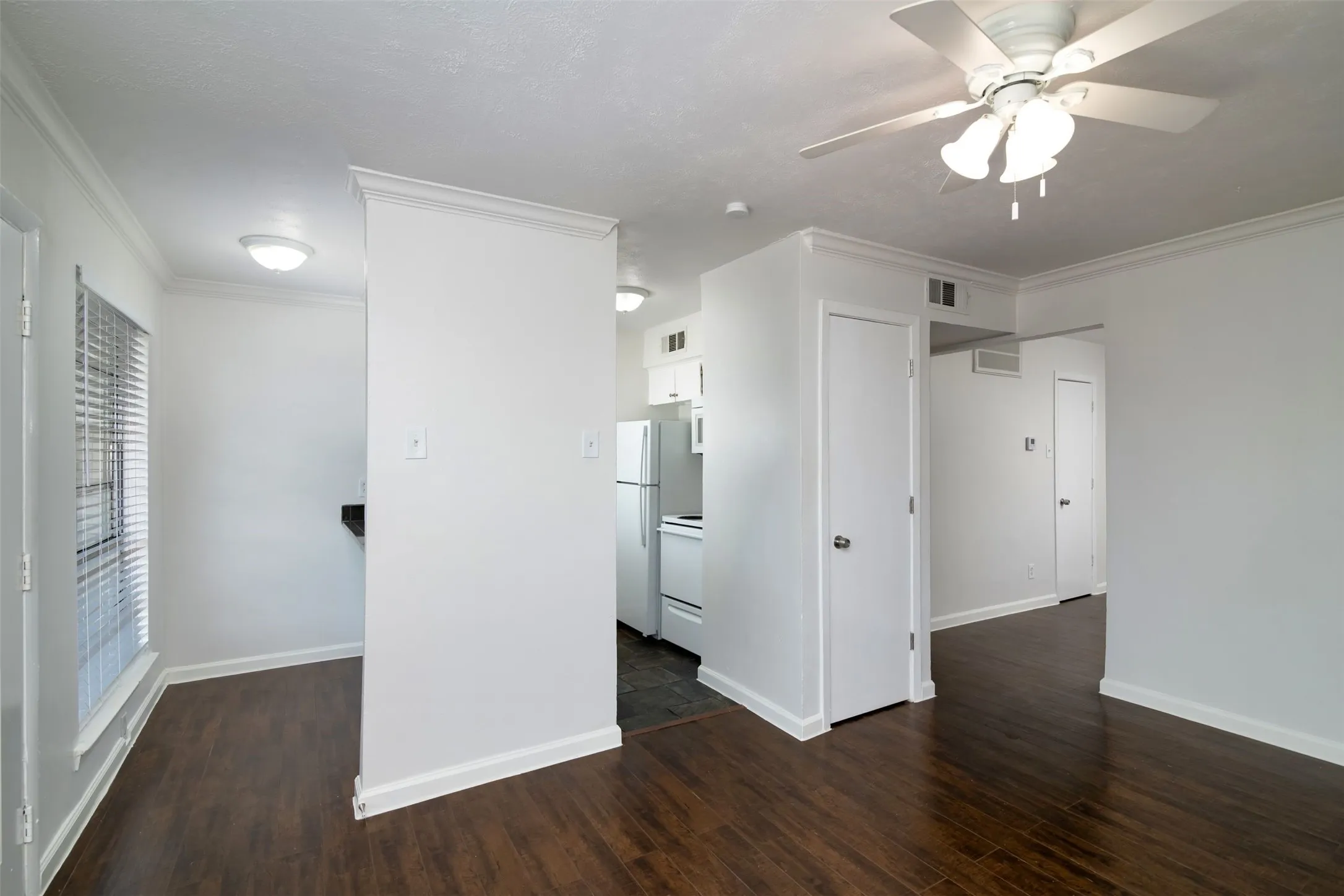 Apartment For Rent in Dallas County , 2816 Throckmorton Street 7, Dallas, Texas 75219, 1 Bedroom, 1 Bathroom, Garage spaces, 494 Sqft, built in 1968, mls#21275125, Real Estate Agent in Dallas, Homes For Rent in Dallas county, Homes For Rent in Dallas, Realtor in Dallas Texas, Real Estate Brokerage Independent Realty Texas, Luminita Cordes Realtor