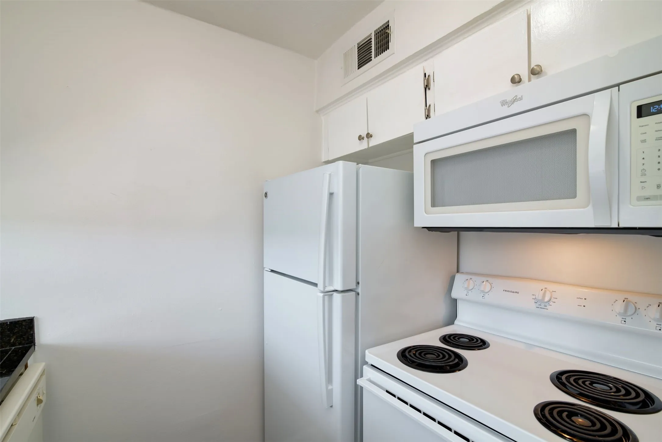 Apartment For Rent in Dallas County , 2816 Throckmorton Street 7, Dallas, Texas 75219, 1 Bedroom, 1 Bathroom, Garage spaces, 494 Sqft, built in 1968, mls#21275125, Real Estate Agent in Dallas, Homes For Rent in Dallas county, Homes For Rent in Dallas, Realtor in Dallas Texas, Real Estate Brokerage Independent Realty Texas, Luminita Cordes Realtor
