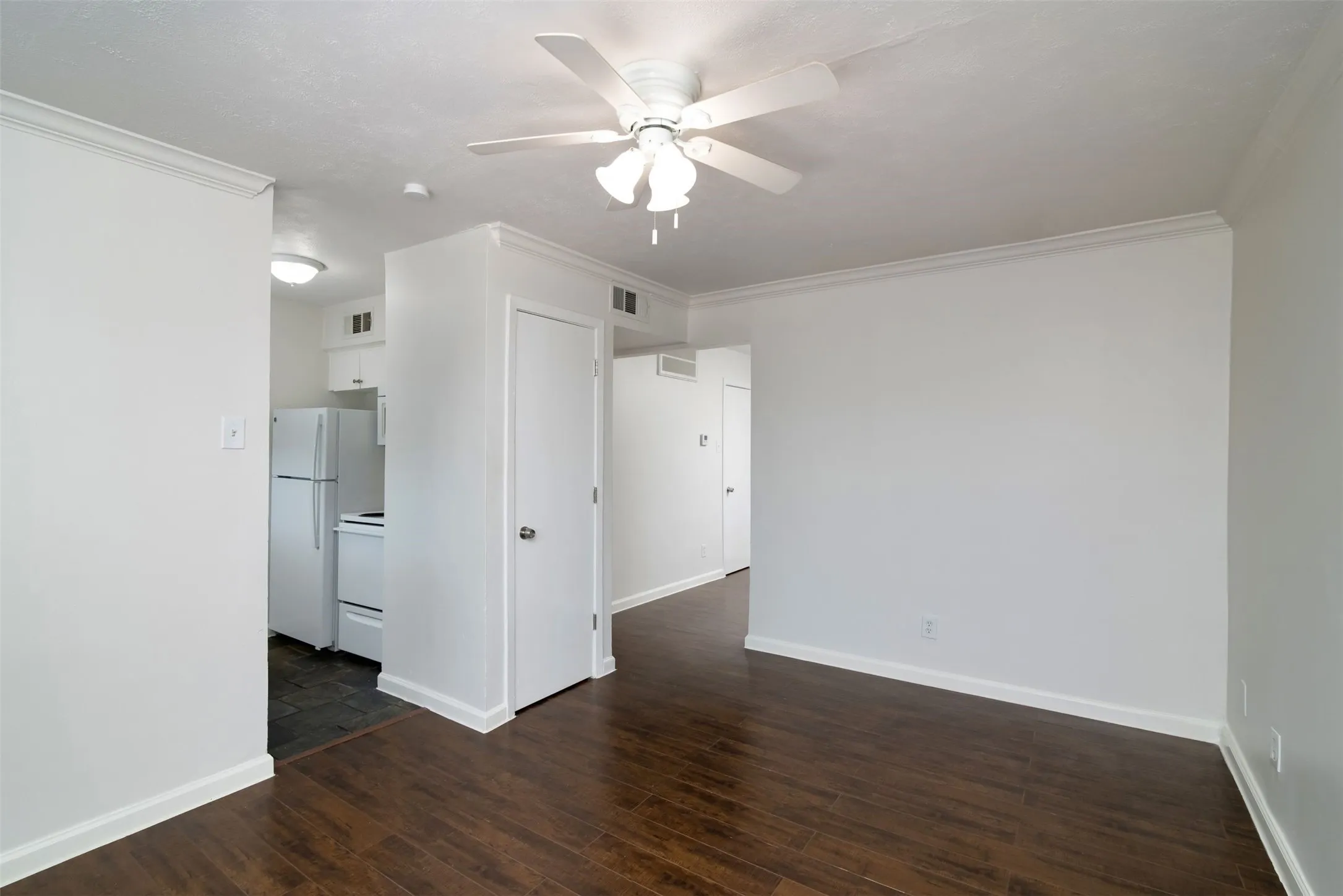 Apartment For Rent in Dallas County , 2816 Throckmorton Street 7, Dallas, Texas 75219, 1 Bedroom, 1 Bathroom, Garage spaces, 494 Sqft, built in 1968, mls#21275125, Real Estate Agent in Dallas, Homes For Rent in Dallas county, Homes For Rent in Dallas, Realtor in Dallas Texas, Real Estate Brokerage Independent Realty Texas, Luminita Cordes Realtor