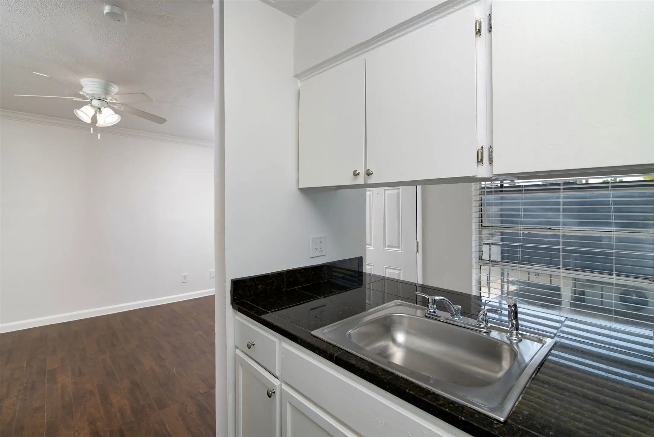 Apartment For Rent in Dallas County , 2816 Throckmorton Street 7, Dallas, Texas 75219, 1 Bedroom, 1 Bathroom, Garage spaces, 494 Sqft, built in 1968, mls#21275125, Real Estate Agent in Dallas, Homes For Rent in Dallas county, Homes For Rent in Dallas, Realtor in Dallas Texas, Real Estate Brokerage Independent Realty Texas, Luminita Cordes Realtor