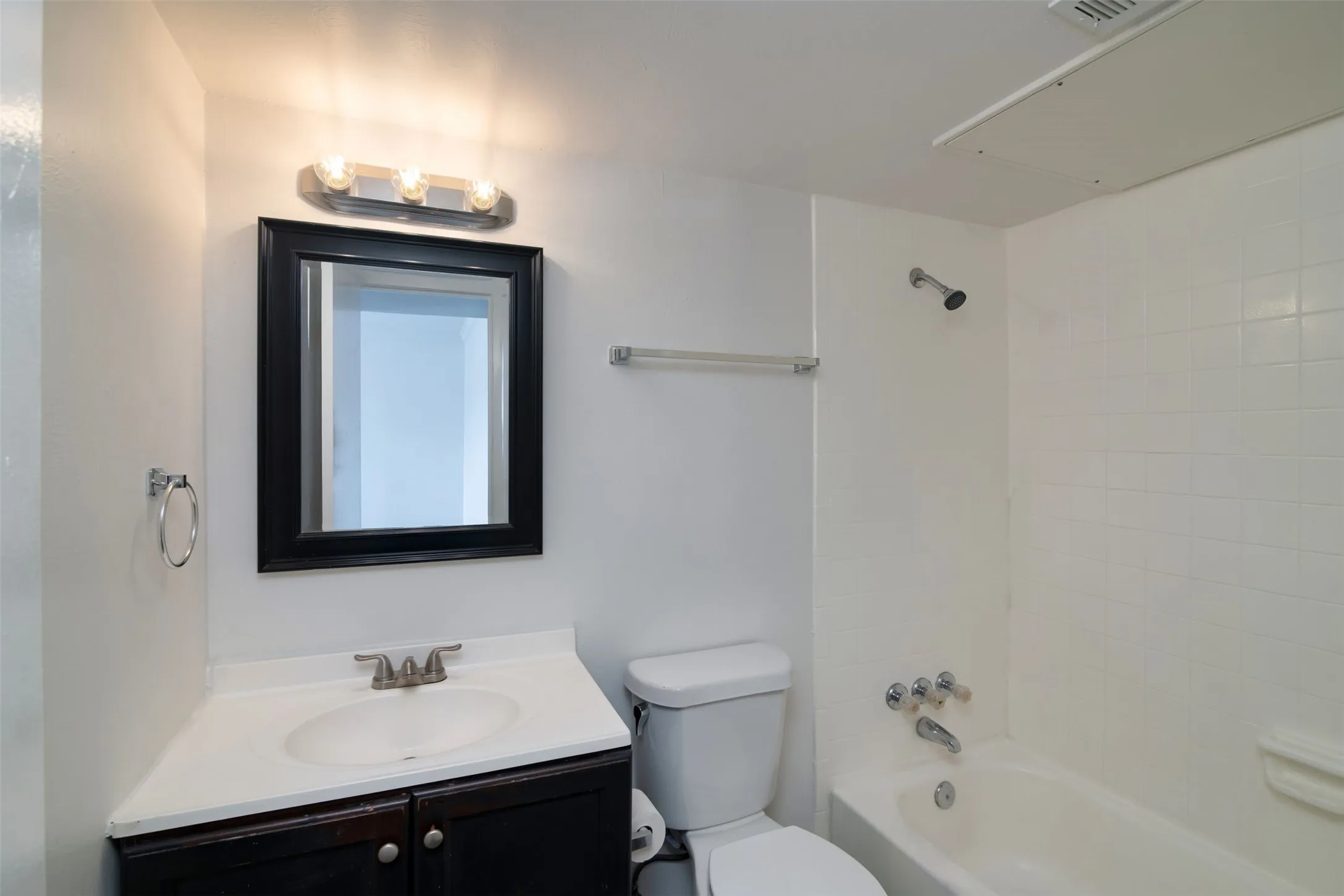 Apartment For Rent in Dallas County , 2816 Throckmorton Street 7, Dallas, Texas 75219, 1 Bedroom, 1 Bathroom, Garage spaces, 494 Sqft, built in 1968, mls#21275125, Real Estate Agent in Dallas, Homes For Rent in Dallas county, Homes For Rent in Dallas, Realtor in Dallas Texas, Real Estate Brokerage Independent Realty Texas, Luminita Cordes Realtor
