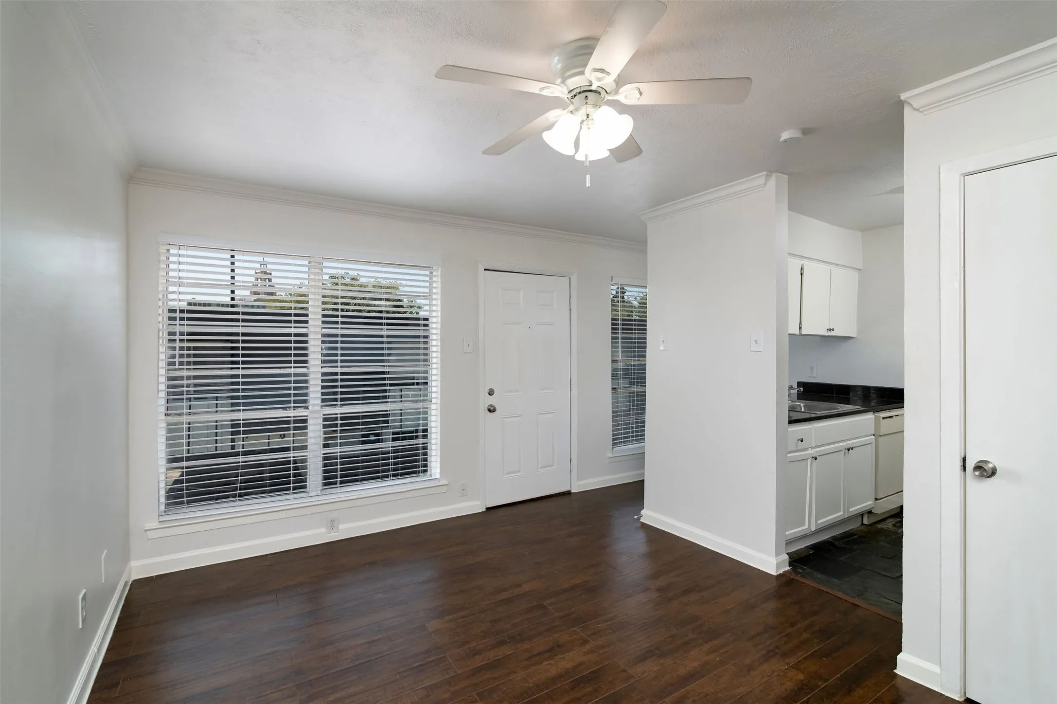 Apartment For Rent in Dallas County , 2816 Throckmorton Street 7, Dallas, Texas 75219, 1 Bedroom, 1 Bathroom, Garage spaces, 494 Sqft, built in 1968, mls#21275125, Real Estate Agent in Dallas, Homes For Rent in Dallas county, Homes For Rent in Dallas, Realtor in Dallas Texas, Real Estate Brokerage Independent Realty Texas, Luminita Cordes Realtor