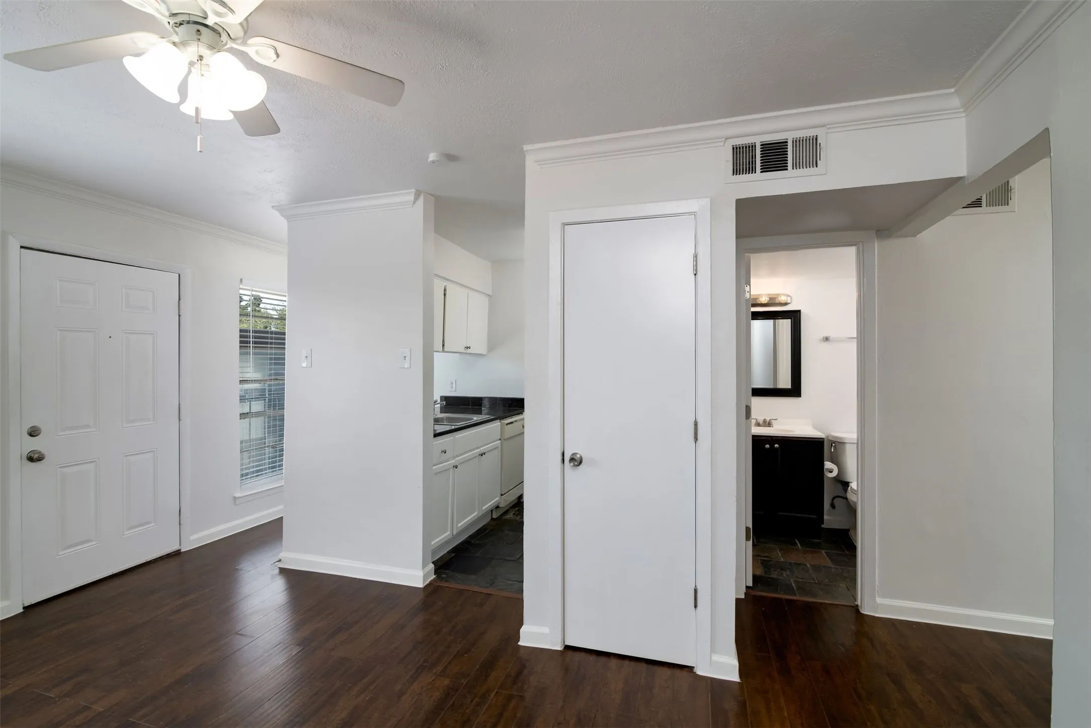 Apartment For Rent in Dallas County , 2816 Throckmorton Street 7, Dallas, Texas 75219, 1 Bedroom, 1 Bathroom, Garage spaces, 494 Sqft, built in 1968, mls#21275125, Real Estate Agent in Dallas, Homes For Rent in Dallas county, Homes For Rent in Dallas, Realtor in Dallas Texas, Real Estate Brokerage Independent Realty Texas, Luminita Cordes Realtor