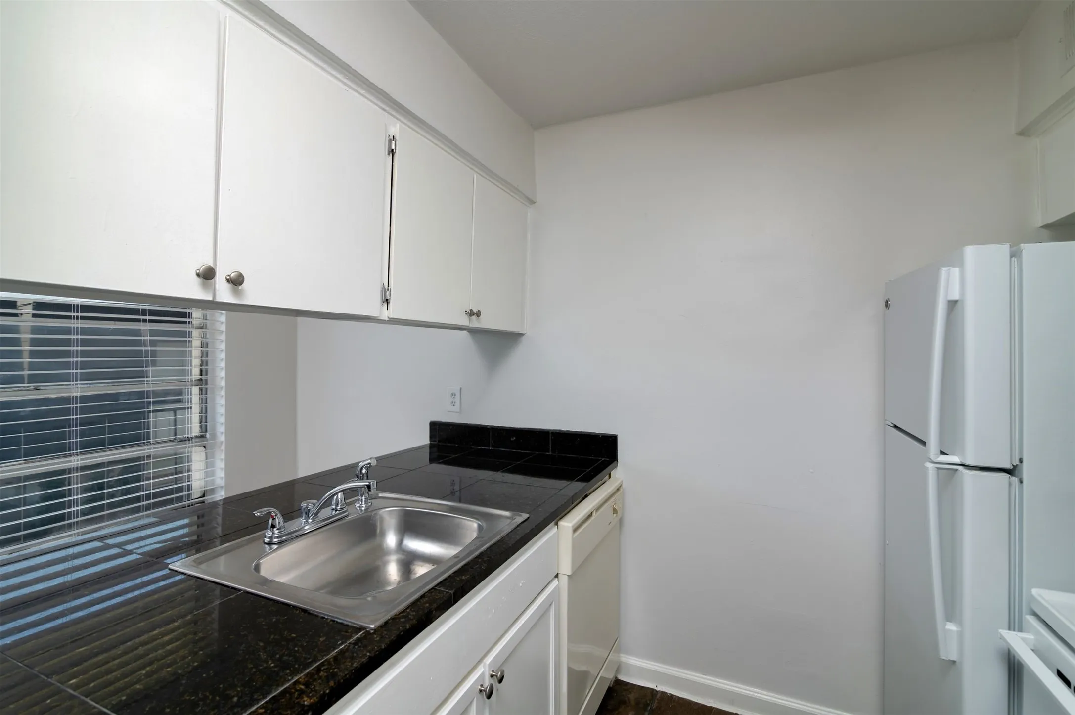 Apartment For Rent in Dallas County , 2816 Throckmorton Street 7, Dallas, Texas 75219, 1 Bedroom, 1 Bathroom, Garage spaces, 494 Sqft, built in 1968, mls#21275125, Real Estate Agent in Dallas, Homes For Rent in Dallas county, Homes For Rent in Dallas, Realtor in Dallas Texas, Real Estate Brokerage Independent Realty Texas, Luminita Cordes Realtor