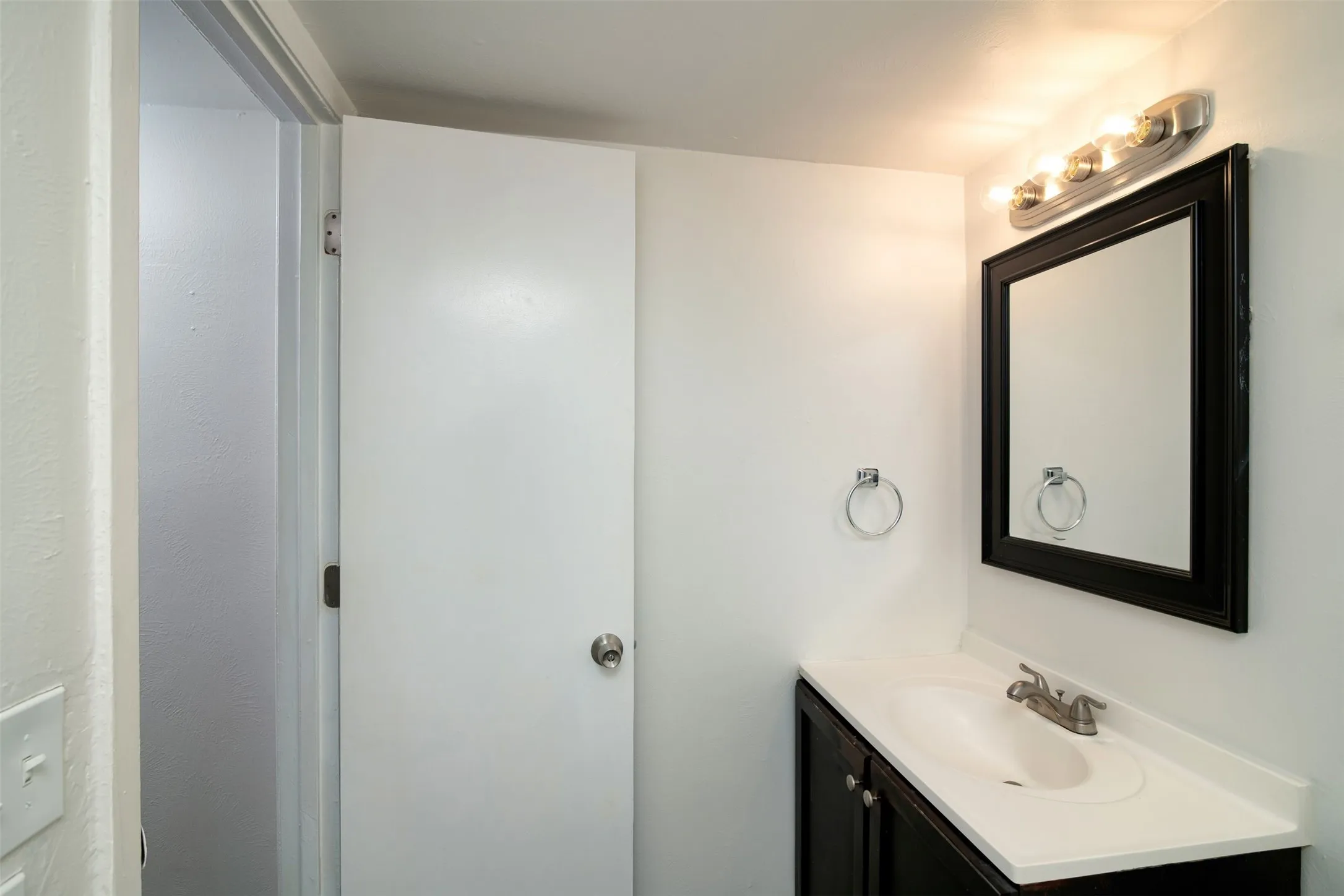 Apartment For Rent in Dallas County , 2816 Throckmorton Street 7, Dallas, Texas 75219, 1 Bedroom, 1 Bathroom, Garage spaces, 494 Sqft, built in 1968, mls#21275125, Real Estate Agent in Dallas, Homes For Rent in Dallas county, Homes For Rent in Dallas, Realtor in Dallas Texas, Real Estate Brokerage Independent Realty Texas, Luminita Cordes Realtor