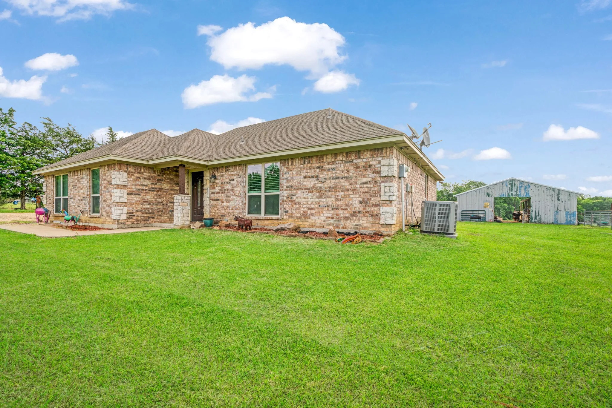 Single Family Residence For Sale in Lamar County , 1890 County Road 34520, Sumner, Texas 75486, 3 Bedroom, 2 Bathroom, Garage spaces, 1,459 Sqft, built in 2016, mls#21272068, Real Estate Agent in Sumner, Homes For Sale in Lamar county, Homes For Sale in Sumner, Realtor in Sumner Texas, Real Estate Brokerage Independent Realty Texas, Luminita Cordes Realtor
