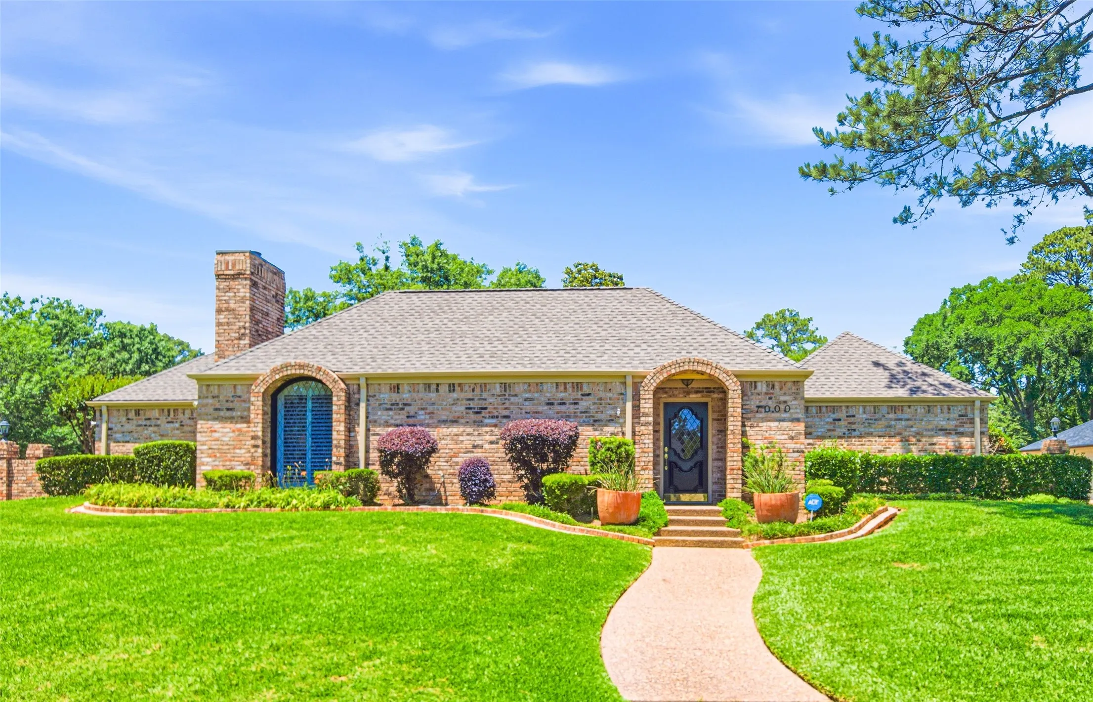 Single Family Residence For Sale in Smith County , 7000 Hollytree Circle, Tyler, Texas 75703, 3 Bedroom, 3 Bathroom, 2 Garage spaces, 3,275 Sqft, built in 1985, Price $645,000, mls#21268411, Real Estate Agent in Tyler, Homes For Sale in Smith county, Homes For Sale in Tyler, Realtor in Tyler Texas, Real Estate Brokerage Independent Realty Texas, Luminita Cordes Realtor