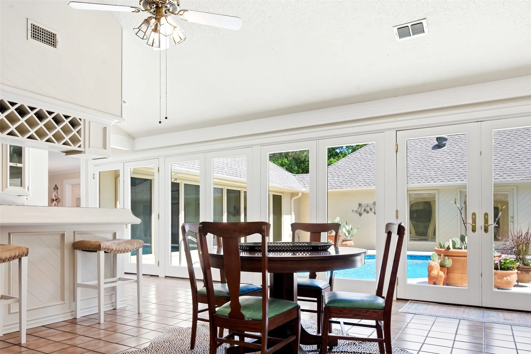 Single Family Residence For Sale in Smith County , 7000 Hollytree Circle, Tyler, Texas 75703, 3 Bedroom, 3 Bathroom, 2 Garage spaces, 3,275 Sqft, built in 1985, Price $645,000, mls#21268411, Real Estate Agent in Tyler, Homes For Sale in Smith county, Homes For Sale in Tyler, Realtor in Tyler Texas, Real Estate Brokerage Independent Realty Texas, Luminita Cordes Realtor