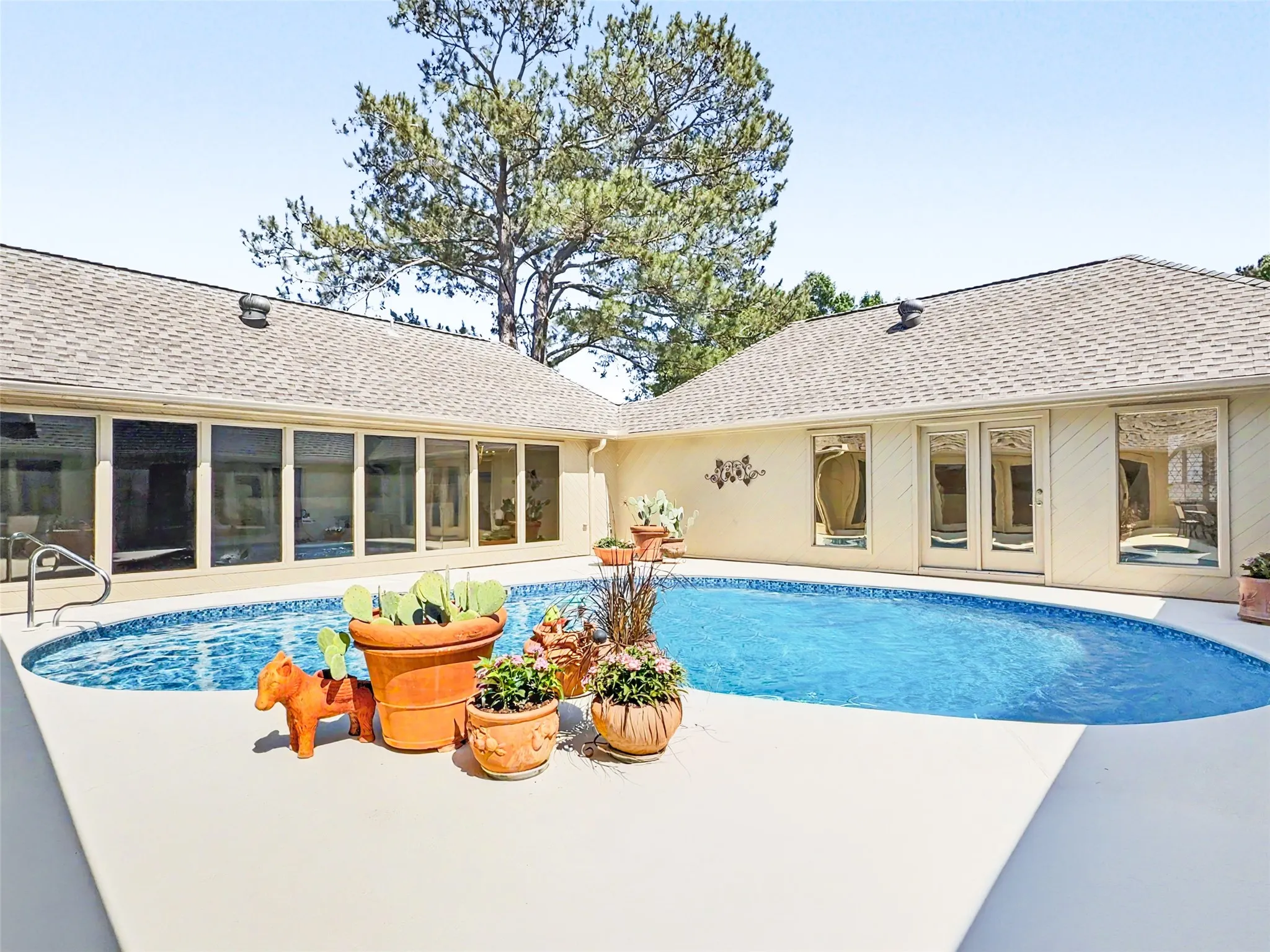 Single Family Residence For Sale in Smith County , 7000 Hollytree Circle, Tyler, Texas 75703, 3 Bedroom, 3 Bathroom, 2 Garage spaces, 3,275 Sqft, built in 1985, Price $645,000, mls#21268411, Real Estate Agent in Tyler, Homes For Sale in Smith county, Homes For Sale in Tyler, Realtor in Tyler Texas, Real Estate Brokerage Independent Realty Texas, Luminita Cordes Realtor