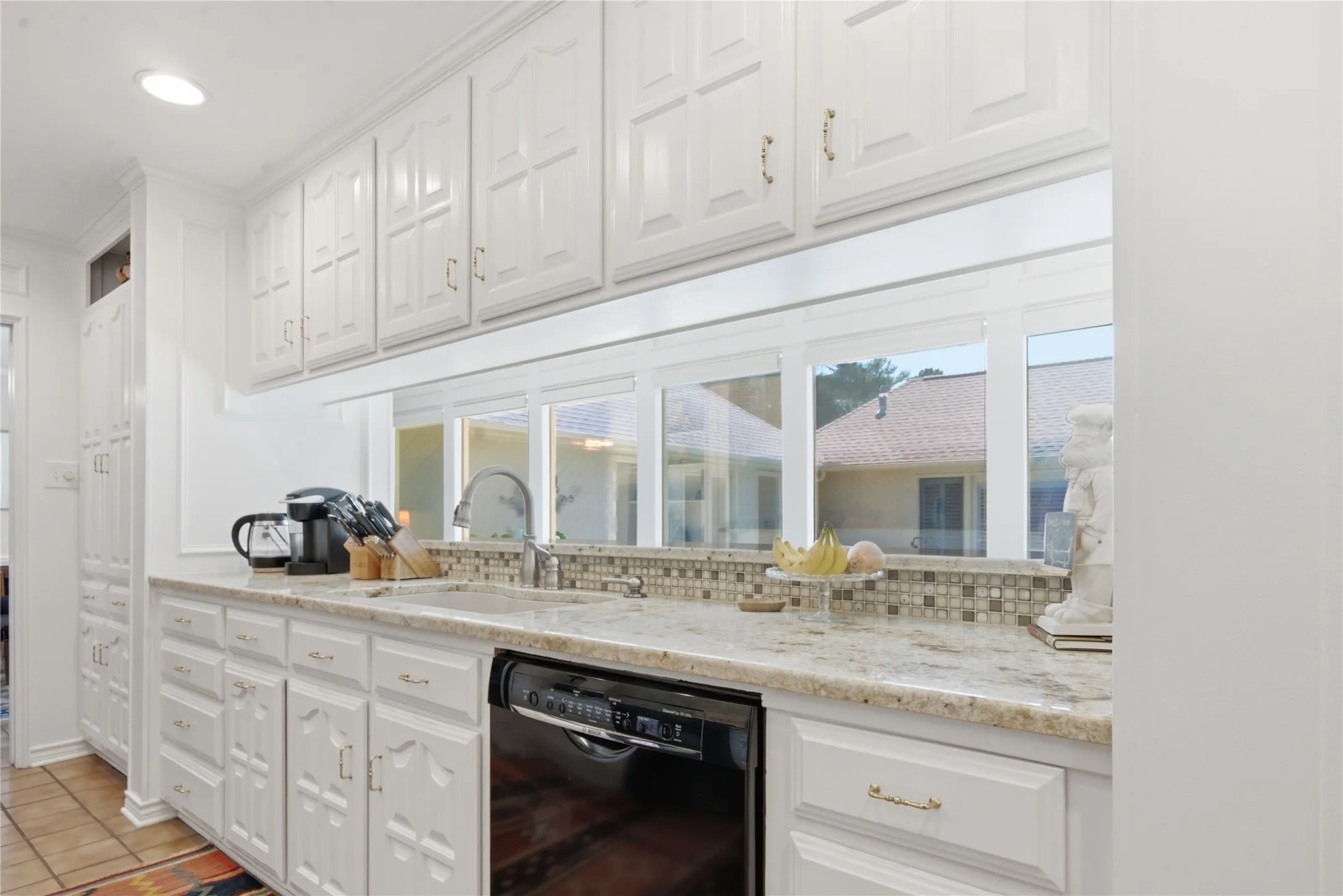 Single Family Residence For Sale in Smith County , 7000 Hollytree Circle, Tyler, Texas 75703, 3 Bedroom, 3 Bathroom, 2 Garage spaces, 3,275 Sqft, built in 1985, Price $645,000, mls#21268411, Real Estate Agent in Tyler, Homes For Sale in Smith county, Homes For Sale in Tyler, Realtor in Tyler Texas, Real Estate Brokerage Independent Realty Texas, Luminita Cordes Realtor