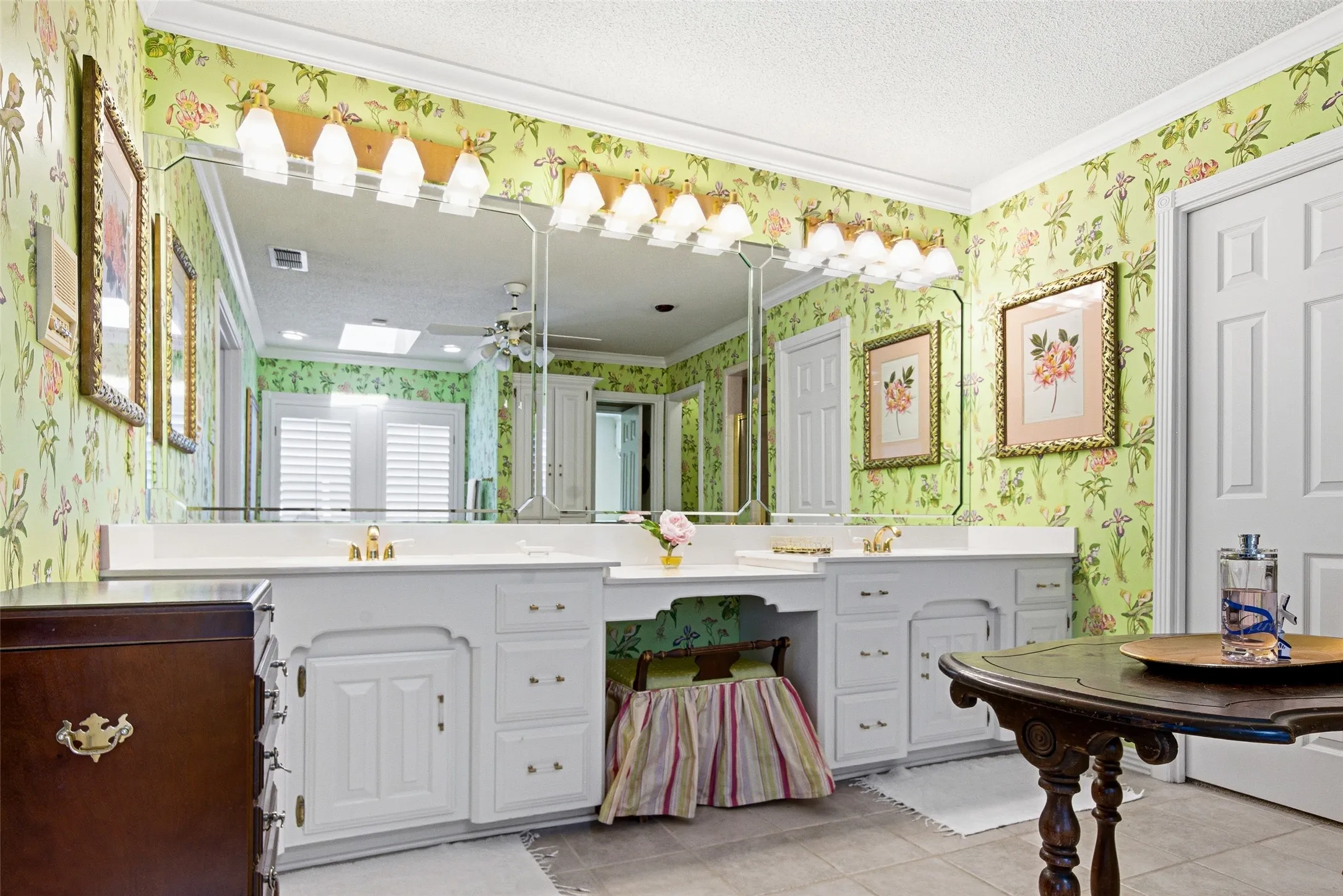 Single Family Residence For Sale in Smith County , 7000 Hollytree Circle, Tyler, Texas 75703, 3 Bedroom, 3 Bathroom, 2 Garage spaces, 3,275 Sqft, built in 1985, Price $645,000, mls#21268411, Real Estate Agent in Tyler, Homes For Sale in Smith county, Homes For Sale in Tyler, Realtor in Tyler Texas, Real Estate Brokerage Independent Realty Texas, Luminita Cordes Realtor