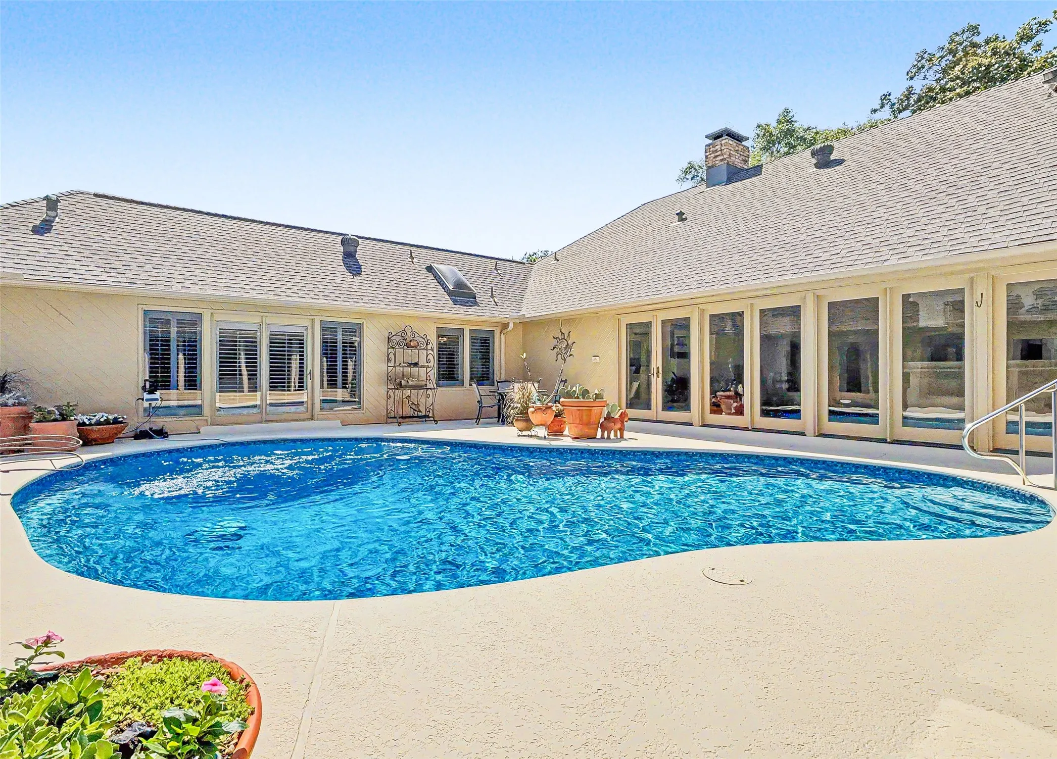 Single Family Residence For Sale in Smith County , 7000 Hollytree Circle, Tyler, Texas 75703, 3 Bedroom, 3 Bathroom, 2 Garage spaces, 3,275 Sqft, built in 1985, Price $645,000, mls#21268411, Real Estate Agent in Tyler, Homes For Sale in Smith county, Homes For Sale in Tyler, Realtor in Tyler Texas, Real Estate Brokerage Independent Realty Texas, Luminita Cordes Realtor