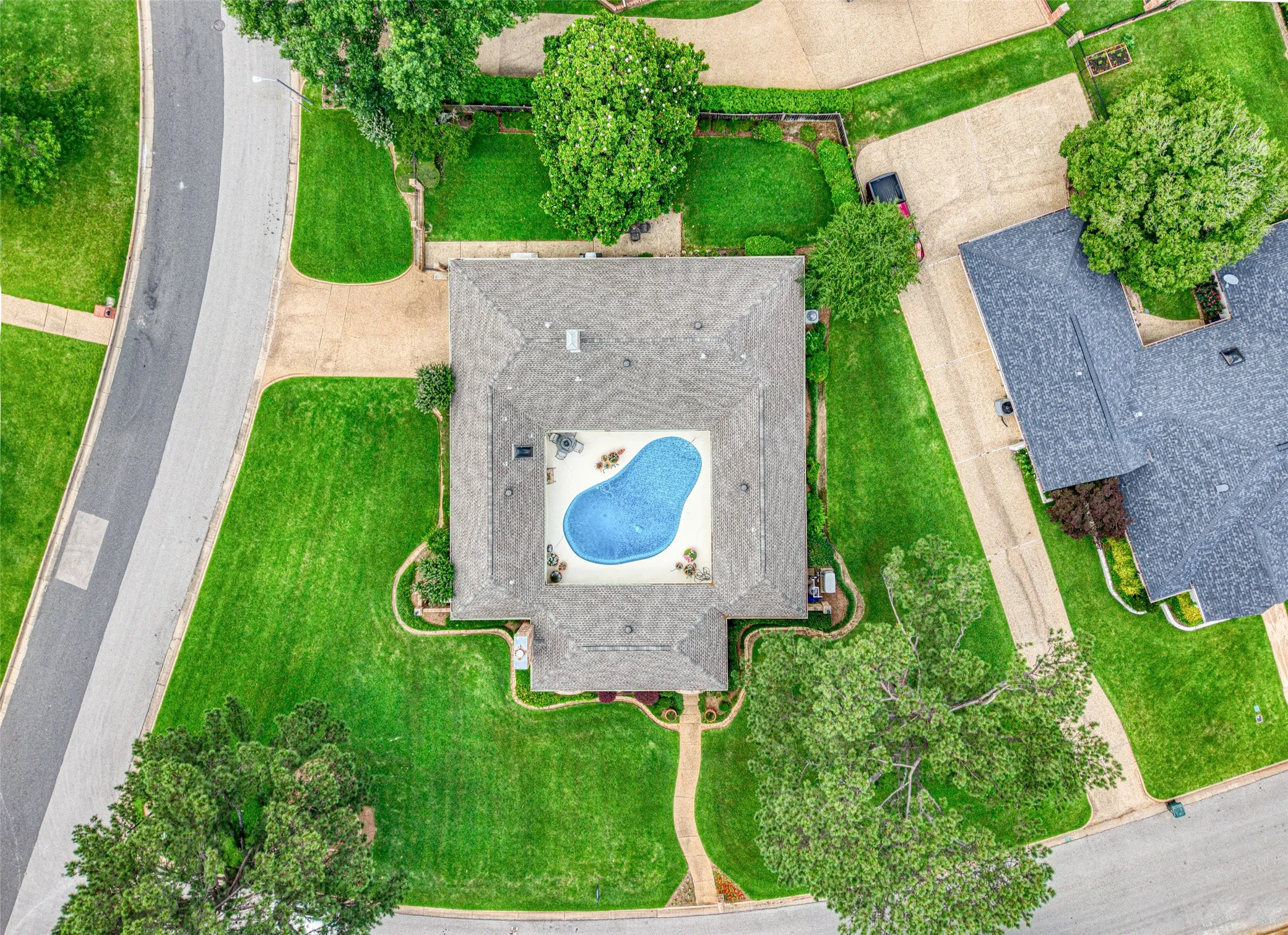 Single Family Residence For Sale in Smith County , 7000 Hollytree Circle, Tyler, Texas 75703, 3 Bedroom, 3 Bathroom, 2 Garage spaces, 3,275 Sqft, built in 1985, Price $645,000, mls#21268411, Real Estate Agent in Tyler, Homes For Sale in Smith county, Homes For Sale in Tyler, Realtor in Tyler Texas, Real Estate Brokerage Independent Realty Texas, Luminita Cordes Realtor