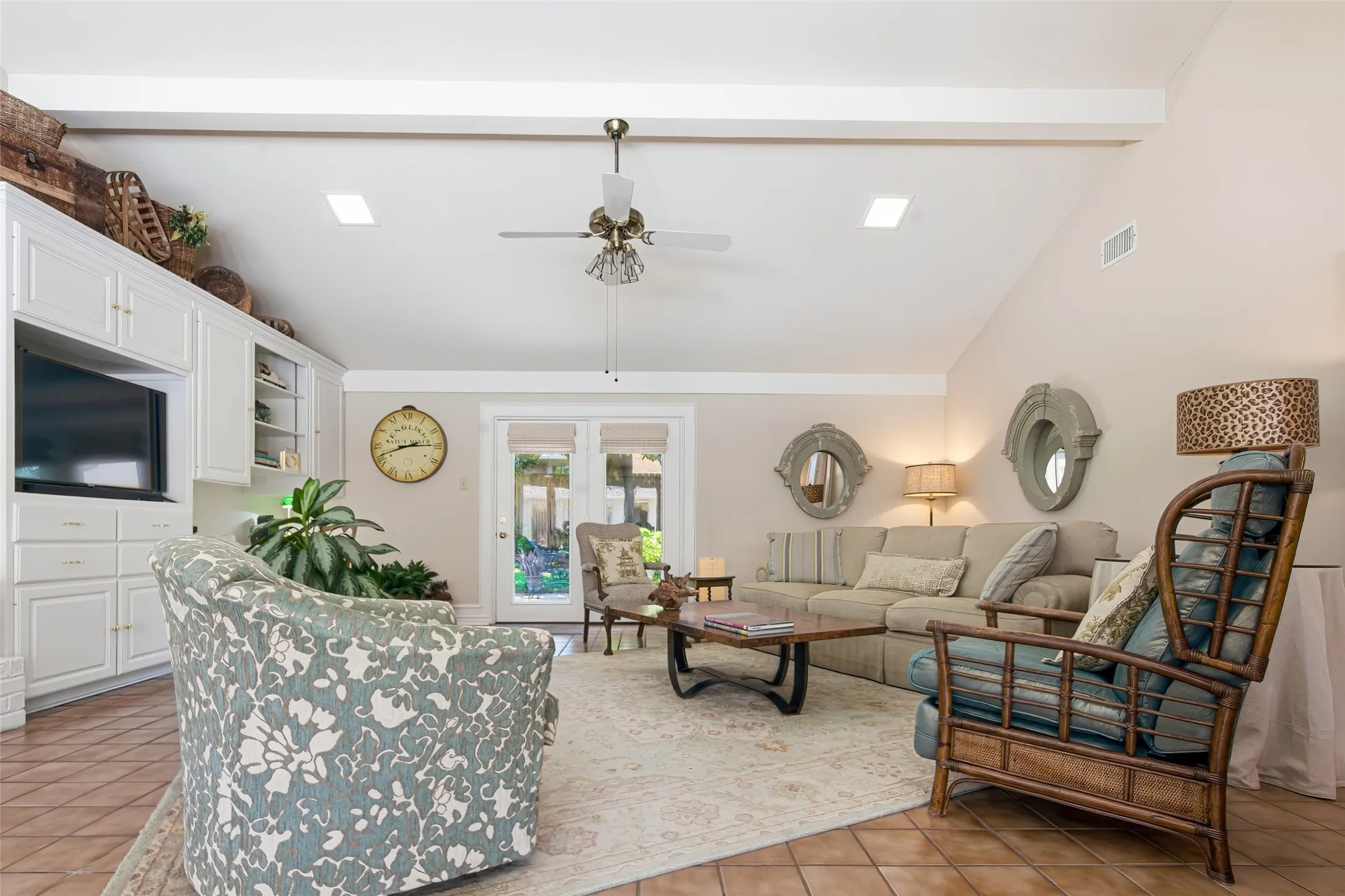 Single Family Residence For Sale in Smith County , 7000 Hollytree Circle, Tyler, Texas 75703, 3 Bedroom, 3 Bathroom, 2 Garage spaces, 3,275 Sqft, built in 1985, Price $645,000, mls#21268411, Real Estate Agent in Tyler, Homes For Sale in Smith county, Homes For Sale in Tyler, Realtor in Tyler Texas, Real Estate Brokerage Independent Realty Texas, Luminita Cordes Realtor