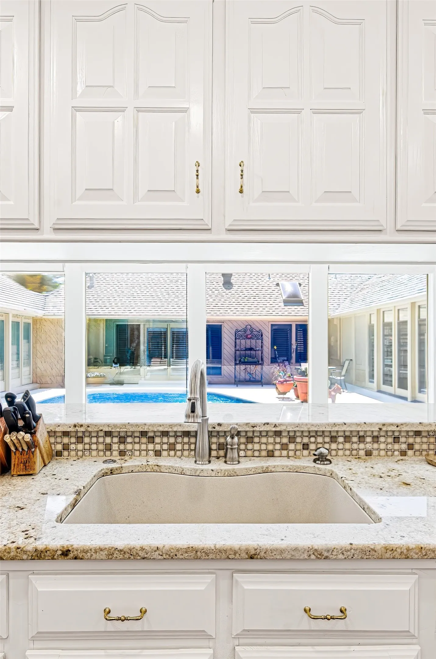 Single Family Residence For Sale in Smith County , 7000 Hollytree Circle, Tyler, Texas 75703, 3 Bedroom, 3 Bathroom, 2 Garage spaces, 3,275 Sqft, built in 1985, Price $645,000, mls#21268411, Real Estate Agent in Tyler, Homes For Sale in Smith county, Homes For Sale in Tyler, Realtor in Tyler Texas, Real Estate Brokerage Independent Realty Texas, Luminita Cordes Realtor