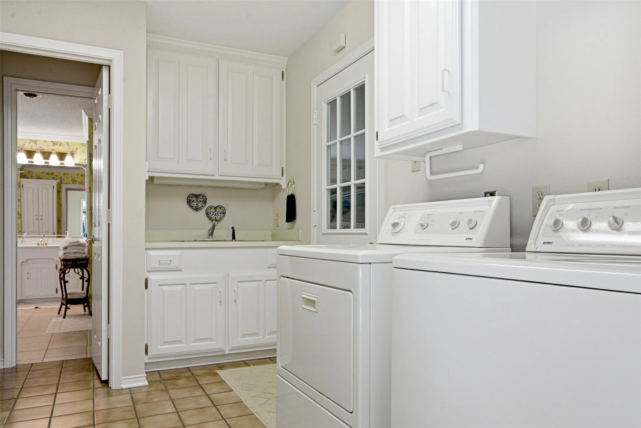 Single Family Residence For Sale in Smith County , 7000 Hollytree Circle, Tyler, Texas 75703, 3 Bedroom, 3 Bathroom, 2 Garage spaces, 3,275 Sqft, built in 1985, Price $645,000, mls#21268411, Real Estate Agent in Tyler, Homes For Sale in Smith county, Homes For Sale in Tyler, Realtor in Tyler Texas, Real Estate Brokerage Independent Realty Texas, Luminita Cordes Realtor