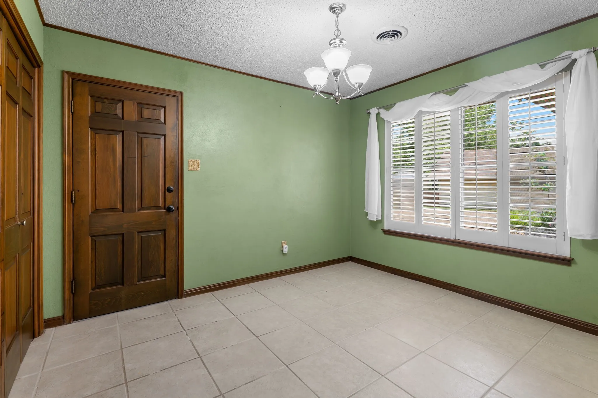 Single Family Residence For Sale in Mc Lennan County , 4907 Lake Englewood Drive, Waco, Texas 76710, 4 Bedroom, 2 Bathroom, 2 Garage spaces, 2,172 Sqft, built in 1968, mls#21273909, Real Estate Agent in Waco, Homes For Sale in Mc Lennan county, Homes For Sale in Waco, Realtor in Waco Texas, Real Estate Brokerage Independent Realty Texas, Luminita Cordes Realtor