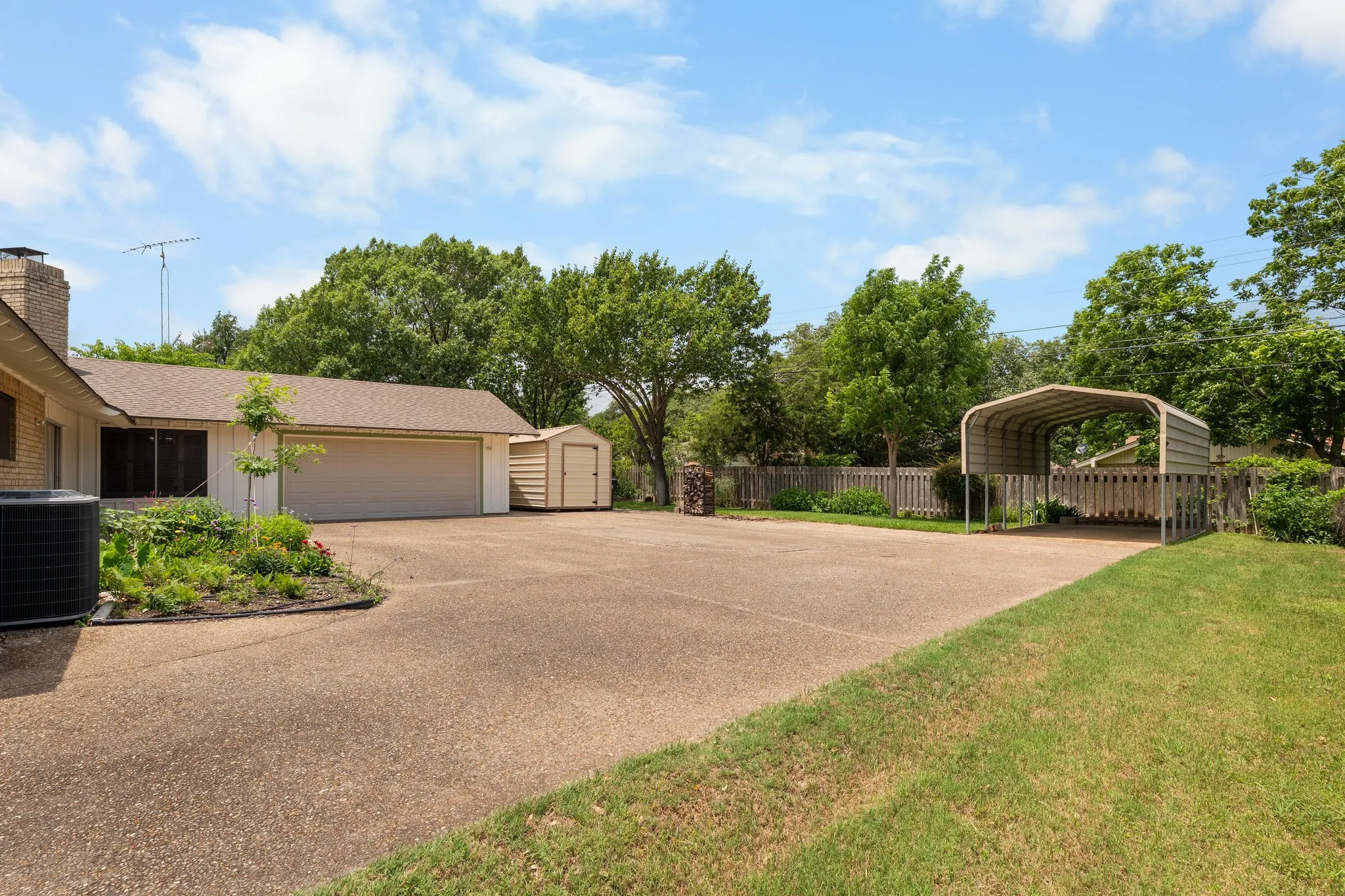 Single Family Residence For Sale in Mc Lennan County , 4907 Lake Englewood Drive, Waco, Texas 76710, 4 Bedroom, 2 Bathroom, 2 Garage spaces, 2,172 Sqft, built in 1968, mls#21273909, Real Estate Agent in Waco, Homes For Sale in Mc Lennan county, Homes For Sale in Waco, Realtor in Waco Texas, Real Estate Brokerage Independent Realty Texas, Luminita Cordes Realtor