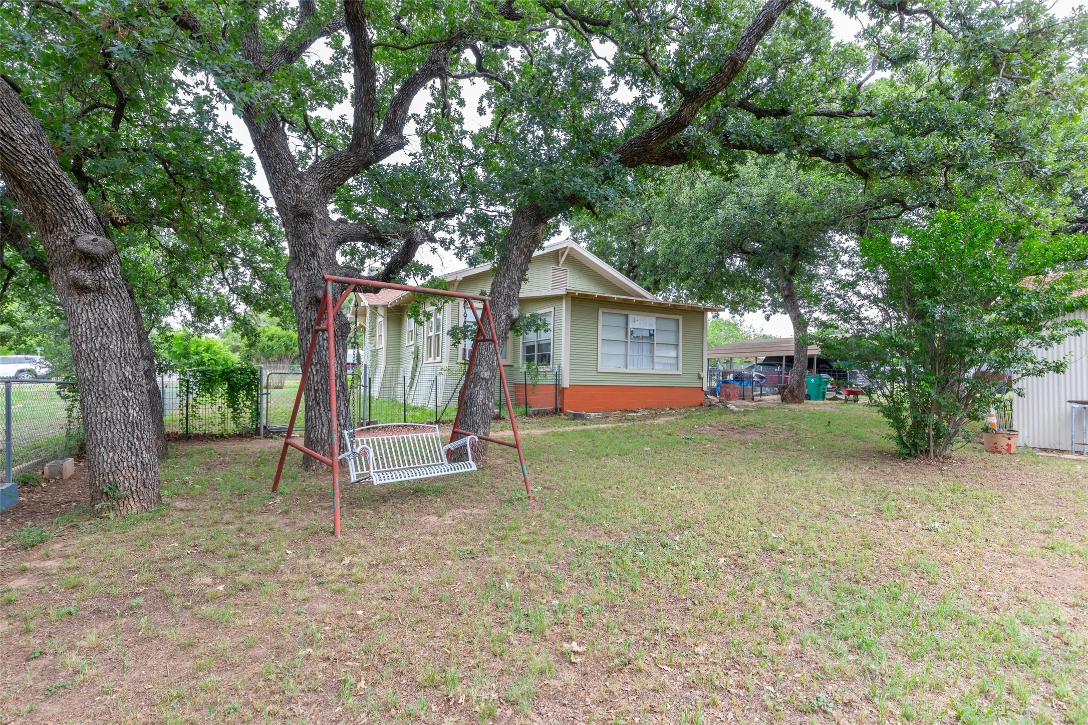 Single Family Residence For Sale in Eastland County , 208 Frost Street, Eastland, Texas 76448, 2 Bedroom, 1 Bathroom, Garage spaces, 1,176 Sqft, built in 1924, mls#21271835, Real Estate Agent in Eastland, Homes For Sale in Eastland county, Homes For Sale in Eastland, Realtor in Eastland Texas, Real Estate Brokerage Independent Realty Texas, Luminita Cordes Realtor
