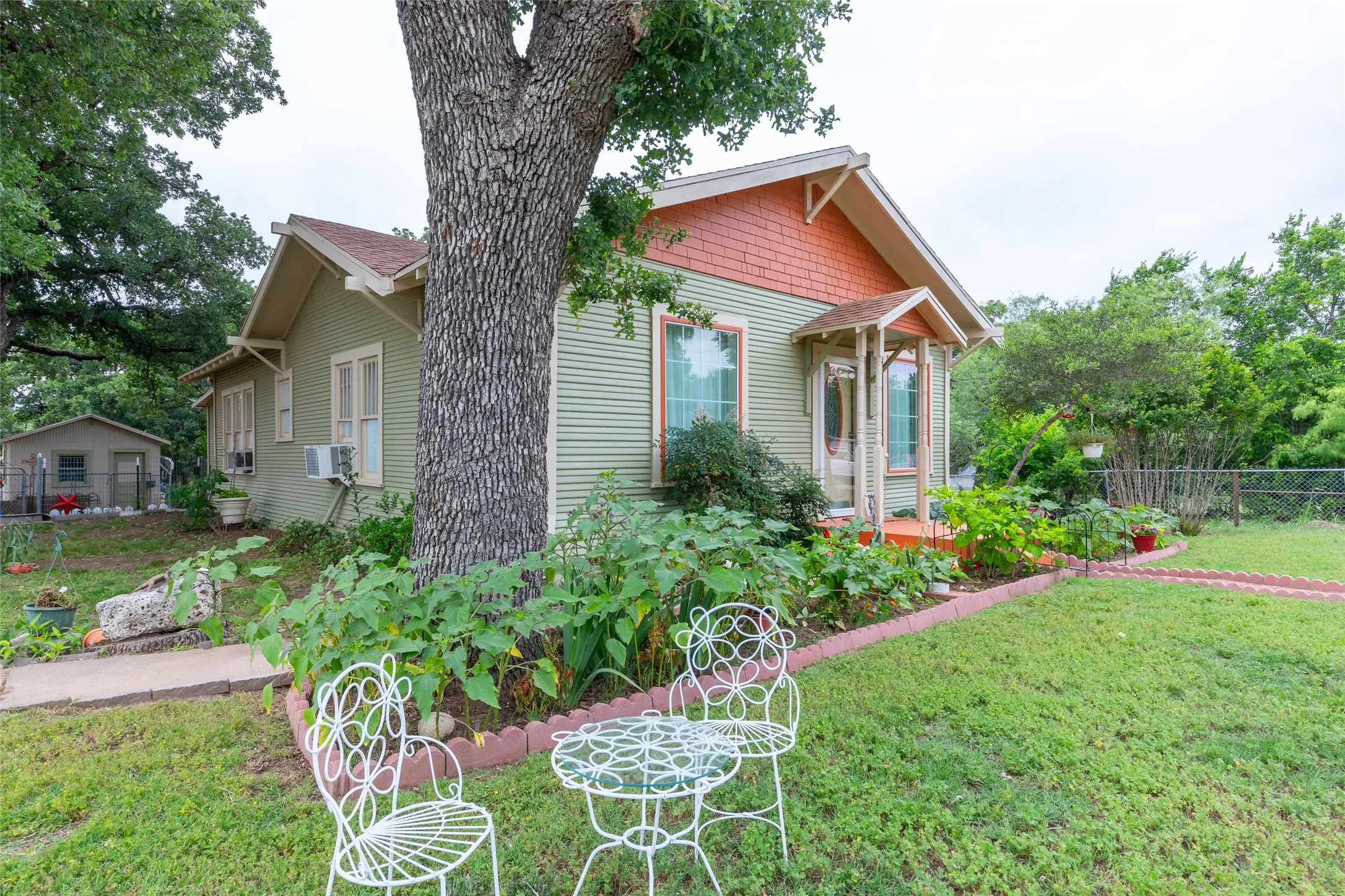 Single Family Residence For Sale in Eastland County , 208 Frost Street, Eastland, Texas 76448, 2 Bedroom, 1 Bathroom, Garage spaces, 1,176 Sqft, built in 1924, mls#21271835, Real Estate Agent in Eastland, Homes For Sale in Eastland county, Homes For Sale in Eastland, Realtor in Eastland Texas, Real Estate Brokerage Independent Realty Texas, Luminita Cordes Realtor