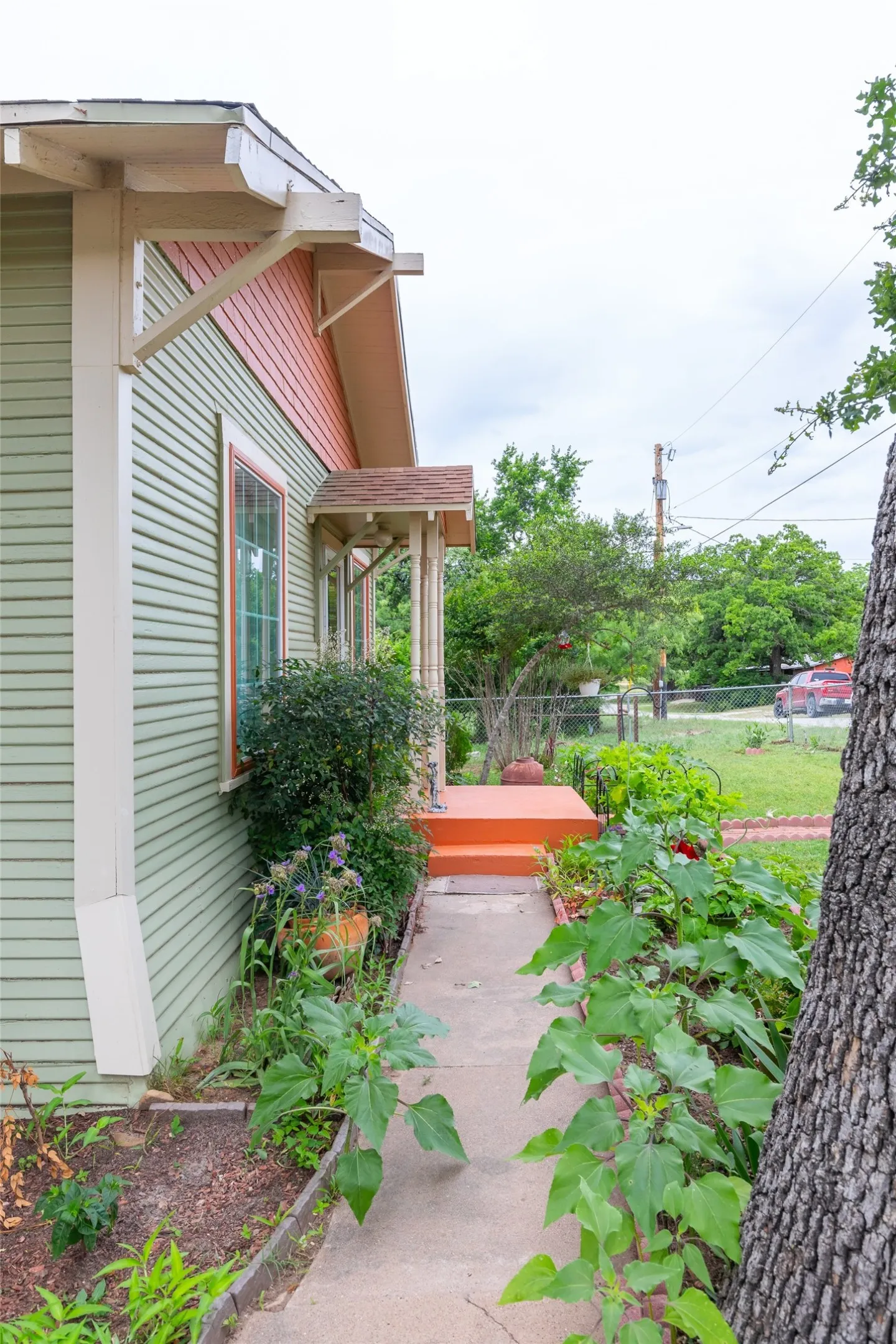 Single Family Residence For Sale in Eastland County , 208 Frost Street, Eastland, Texas 76448, 2 Bedroom, 1 Bathroom, Garage spaces, 1,176 Sqft, built in 1924, mls#21271835, Real Estate Agent in Eastland, Homes For Sale in Eastland county, Homes For Sale in Eastland, Realtor in Eastland Texas, Real Estate Brokerage Independent Realty Texas, Luminita Cordes Realtor