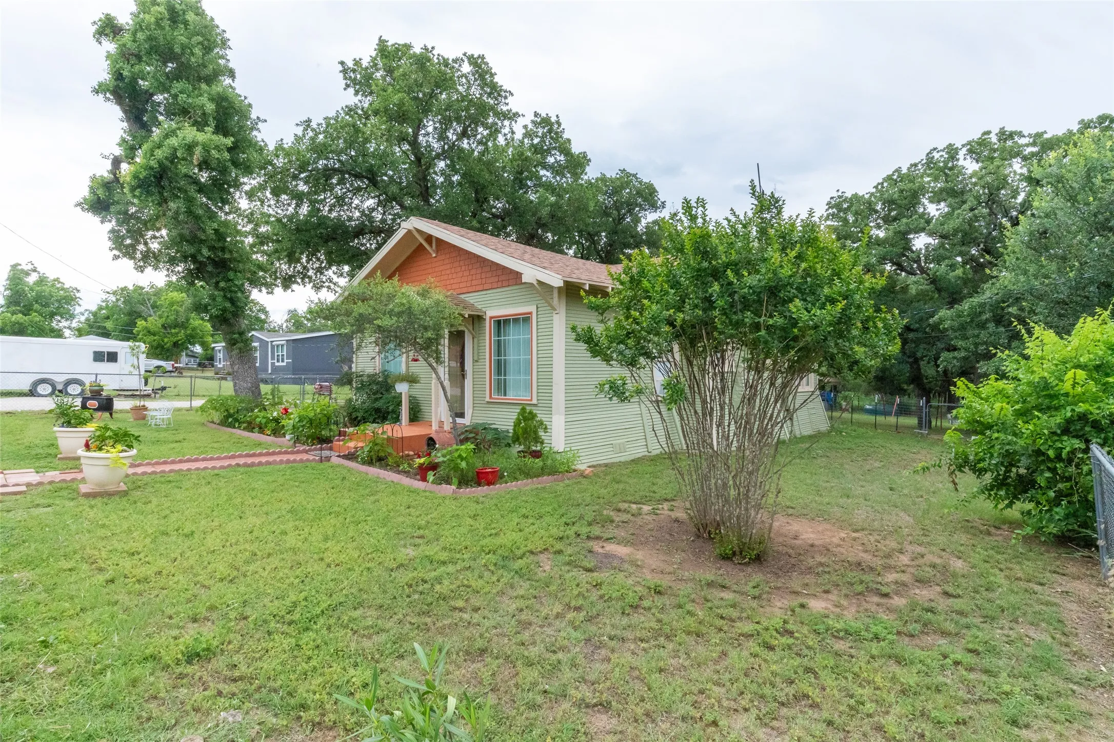 Single Family Residence For Sale in Eastland County , 208 Frost Street, Eastland, Texas 76448, 2 Bedroom, 1 Bathroom, Garage spaces, 1,176 Sqft, built in 1924, mls#21271835, Real Estate Agent in Eastland, Homes For Sale in Eastland county, Homes For Sale in Eastland, Realtor in Eastland Texas, Real Estate Brokerage Independent Realty Texas, Luminita Cordes Realtor