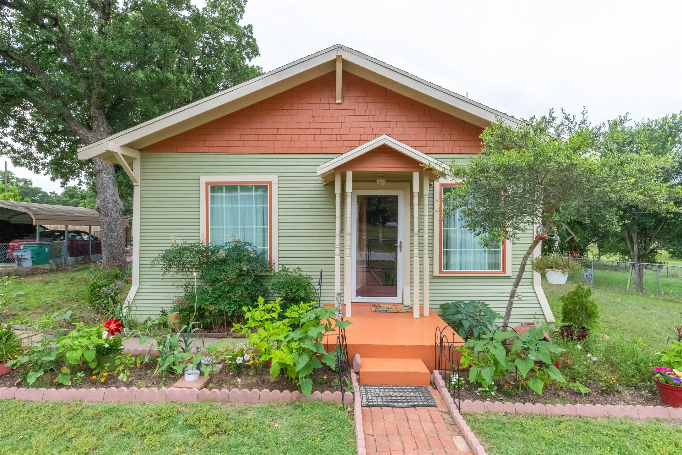 Single Family Residence For Sale in Eastland County , 208 Frost Street, Eastland, Texas 76448, 2 Bedroom, 1 Bathroom, Garage spaces, 1,176 Sqft, built in 1924, mls#21271835, Real Estate Agent in Eastland, Homes For Sale in Eastland county, Homes For Sale in Eastland, Realtor in Eastland Texas, Real Estate Brokerage Independent Realty Texas, Luminita Cordes Realtor