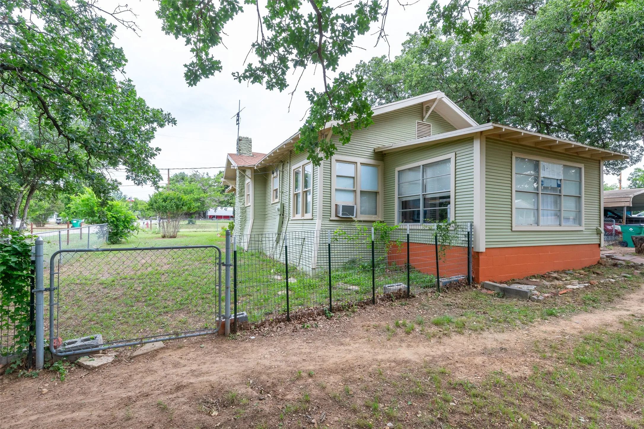Single Family Residence For Sale in Eastland County , 208 Frost Street, Eastland, Texas 76448, 2 Bedroom, 1 Bathroom, Garage spaces, 1,176 Sqft, built in 1924, mls#21271835, Real Estate Agent in Eastland, Homes For Sale in Eastland county, Homes For Sale in Eastland, Realtor in Eastland Texas, Real Estate Brokerage Independent Realty Texas, Luminita Cordes Realtor