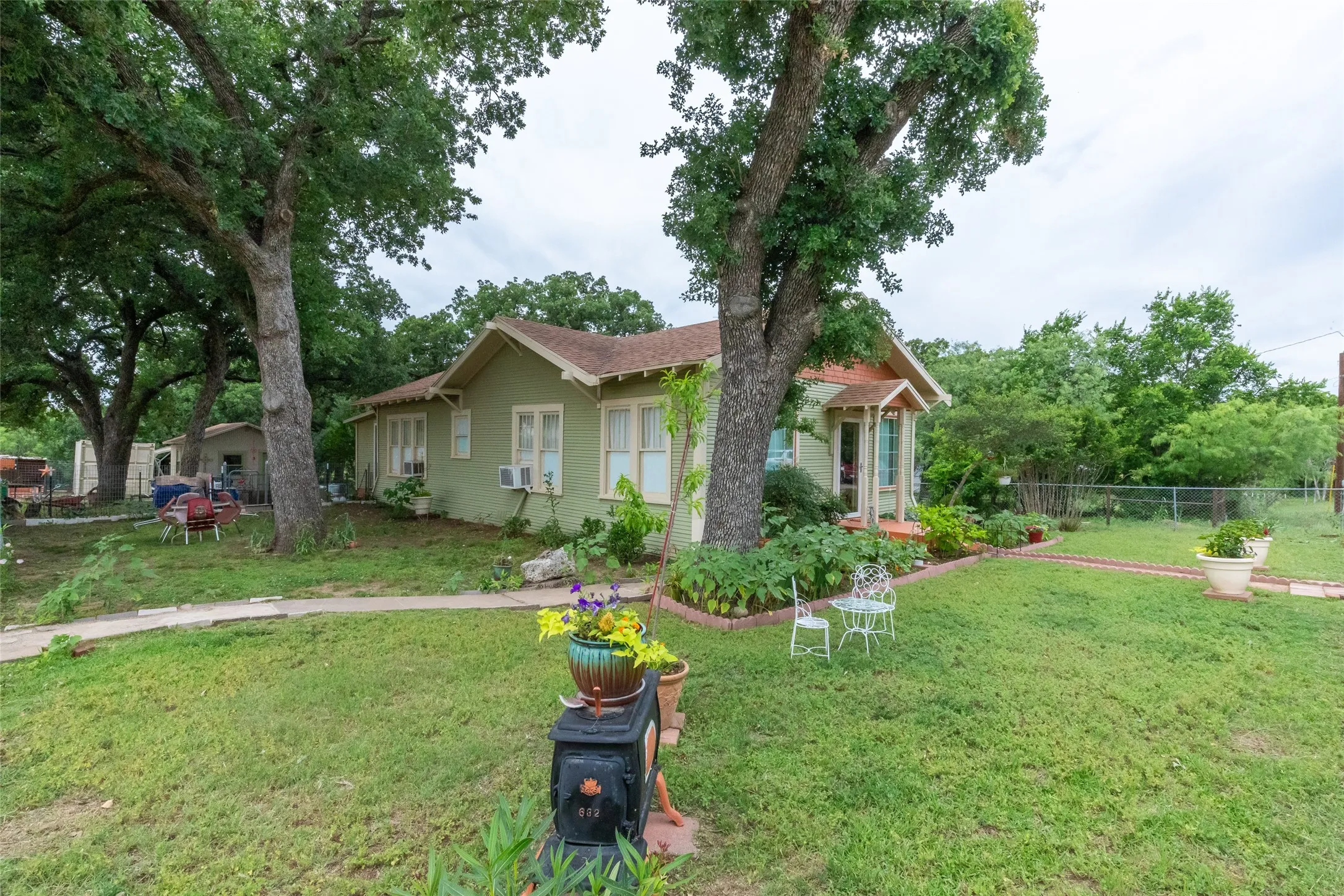 Single Family Residence For Sale in Eastland County , 208 Frost Street, Eastland, Texas 76448, 2 Bedroom, 1 Bathroom, Garage spaces, 1,176 Sqft, built in 1924, mls#21271835, Real Estate Agent in Eastland, Homes For Sale in Eastland county, Homes For Sale in Eastland, Realtor in Eastland Texas, Real Estate Brokerage Independent Realty Texas, Luminita Cordes Realtor