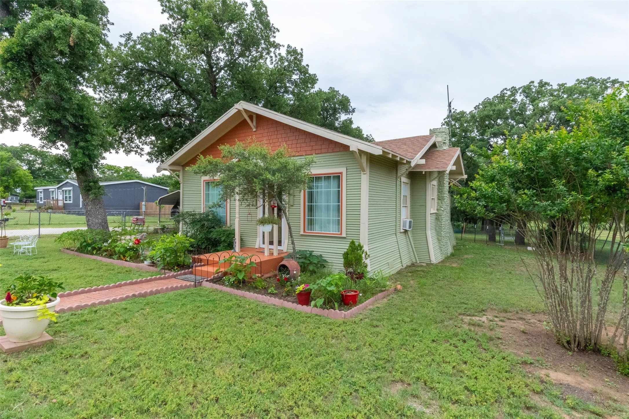Single Family Residence For Sale in Eastland County , 208 Frost Street, Eastland, Texas 76448, 2 Bedroom, 1 Bathroom, Garage spaces, 1,176 Sqft, built in 1924, mls#21271835, Real Estate Agent in Eastland, Homes For Sale in Eastland county, Homes For Sale in Eastland, Realtor in Eastland Texas, Real Estate Brokerage Independent Realty Texas, Luminita Cordes Realtor