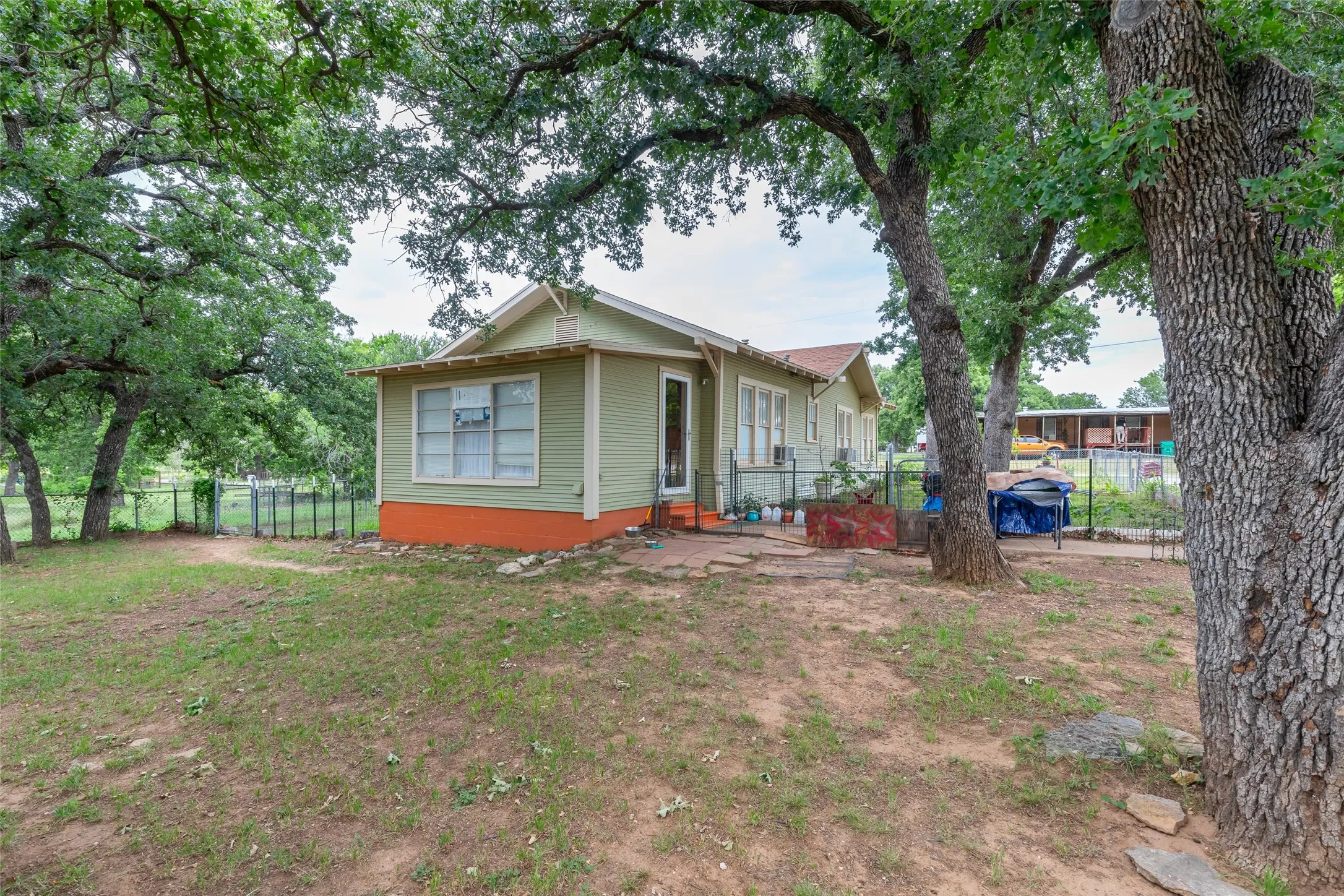 Single Family Residence For Sale in Eastland County , 208 Frost Street, Eastland, Texas 76448, 2 Bedroom, 1 Bathroom, Garage spaces, 1,176 Sqft, built in 1924, mls#21271835, Real Estate Agent in Eastland, Homes For Sale in Eastland county, Homes For Sale in Eastland, Realtor in Eastland Texas, Real Estate Brokerage Independent Realty Texas, Luminita Cordes Realtor