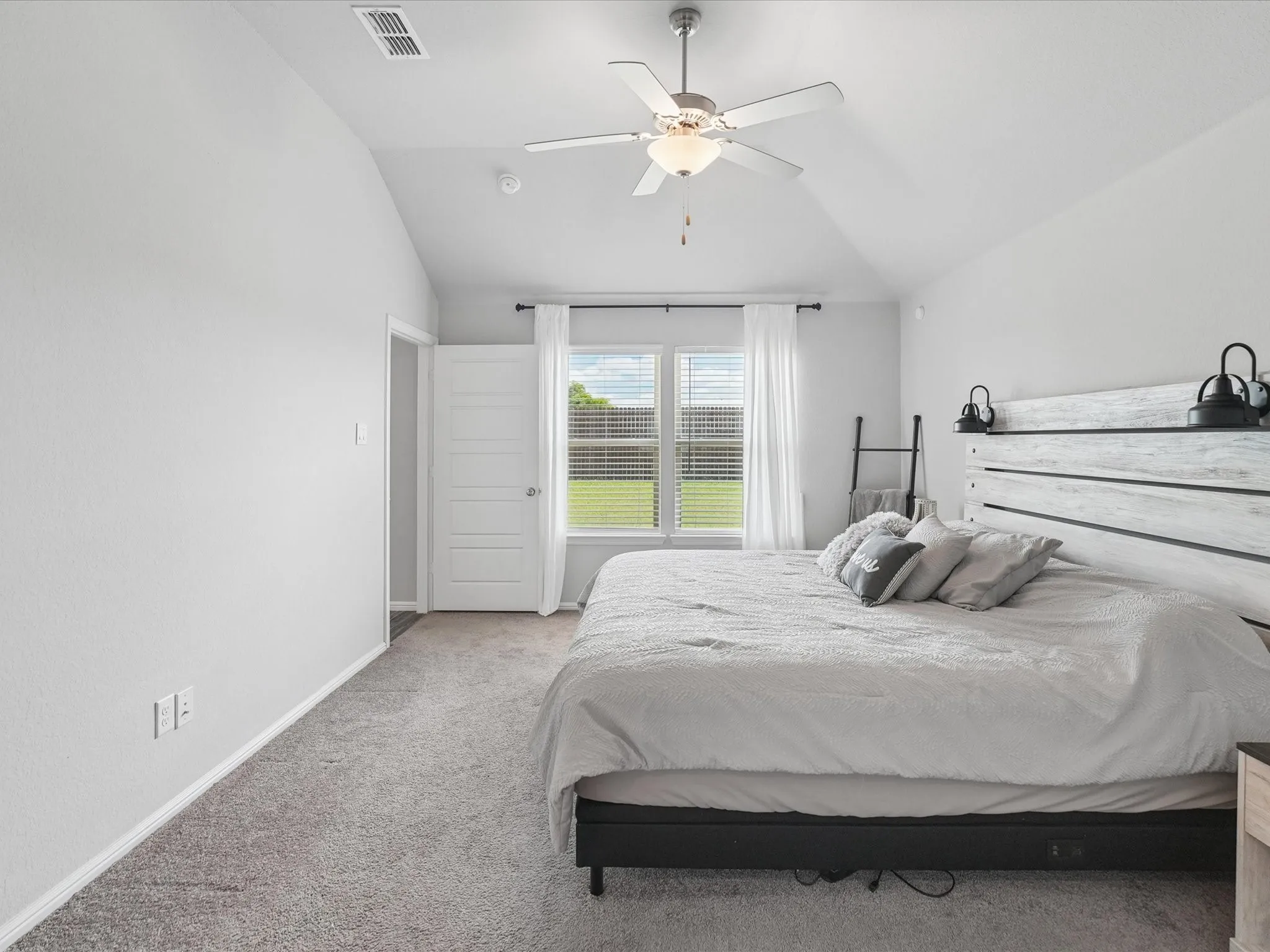 Single Family Residence For Sale in Hunt County , 5577 Cherokee Rose Drive, Royse City, Texas 75189, 4 Bedroom, 2 Bathroom, 2 Garage spaces, 1,971 Sqft, built in 2021, mls#21273736, Real Estate Agent in Royse City, Homes For Sale in Hunt county, Homes For Sale in Royse City, Realtor in Royse City Texas, Real Estate Brokerage Independent Realty Texas, Luminita Cordes Realtor