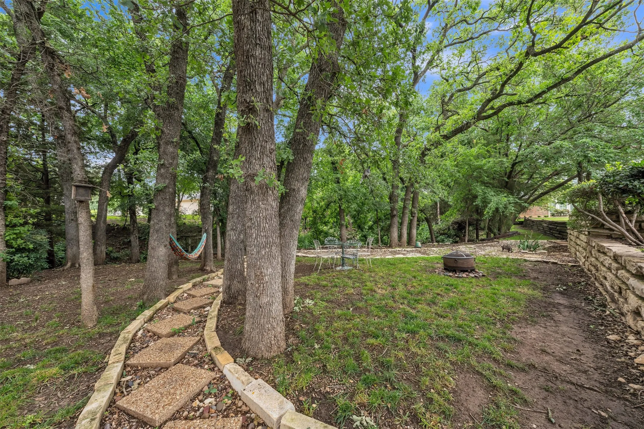 Single Family Residence For Sale in Parker County , 2001 Country Brook Drive, Weatherford, Texas 76087, 3 Bedroom, 3 Bathroom, 2 Garage spaces, 2,333 Sqft, built in 1997, mls#21275254, Real Estate Agent in Weatherford, Homes For Sale in Parker county, Homes For Sale in Weatherford, Realtor in Weatherford Texas, Real Estate Brokerage Independent Realty Texas, Luminita Cordes Realtor