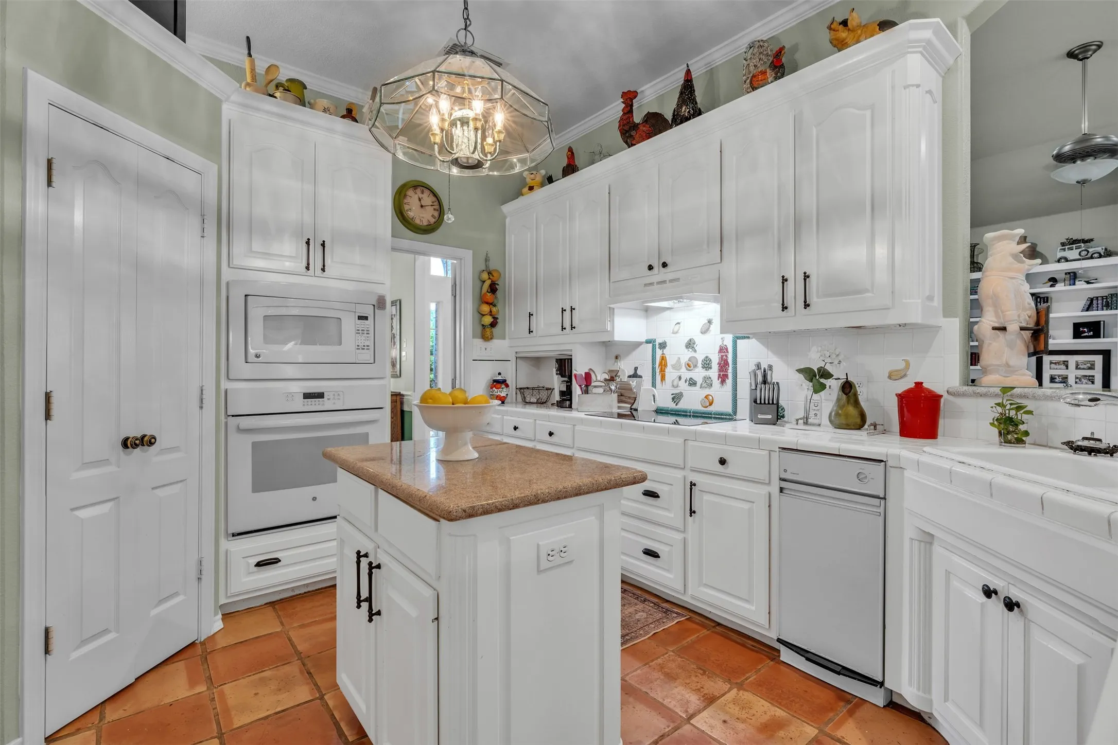 Single Family Residence For Sale in Parker County , 2001 Country Brook Drive, Weatherford, Texas 76087, 3 Bedroom, 3 Bathroom, 2 Garage spaces, 2,333 Sqft, built in 1997, mls#21275254, Real Estate Agent in Weatherford, Homes For Sale in Parker county, Homes For Sale in Weatherford, Realtor in Weatherford Texas, Real Estate Brokerage Independent Realty Texas, Luminita Cordes Realtor