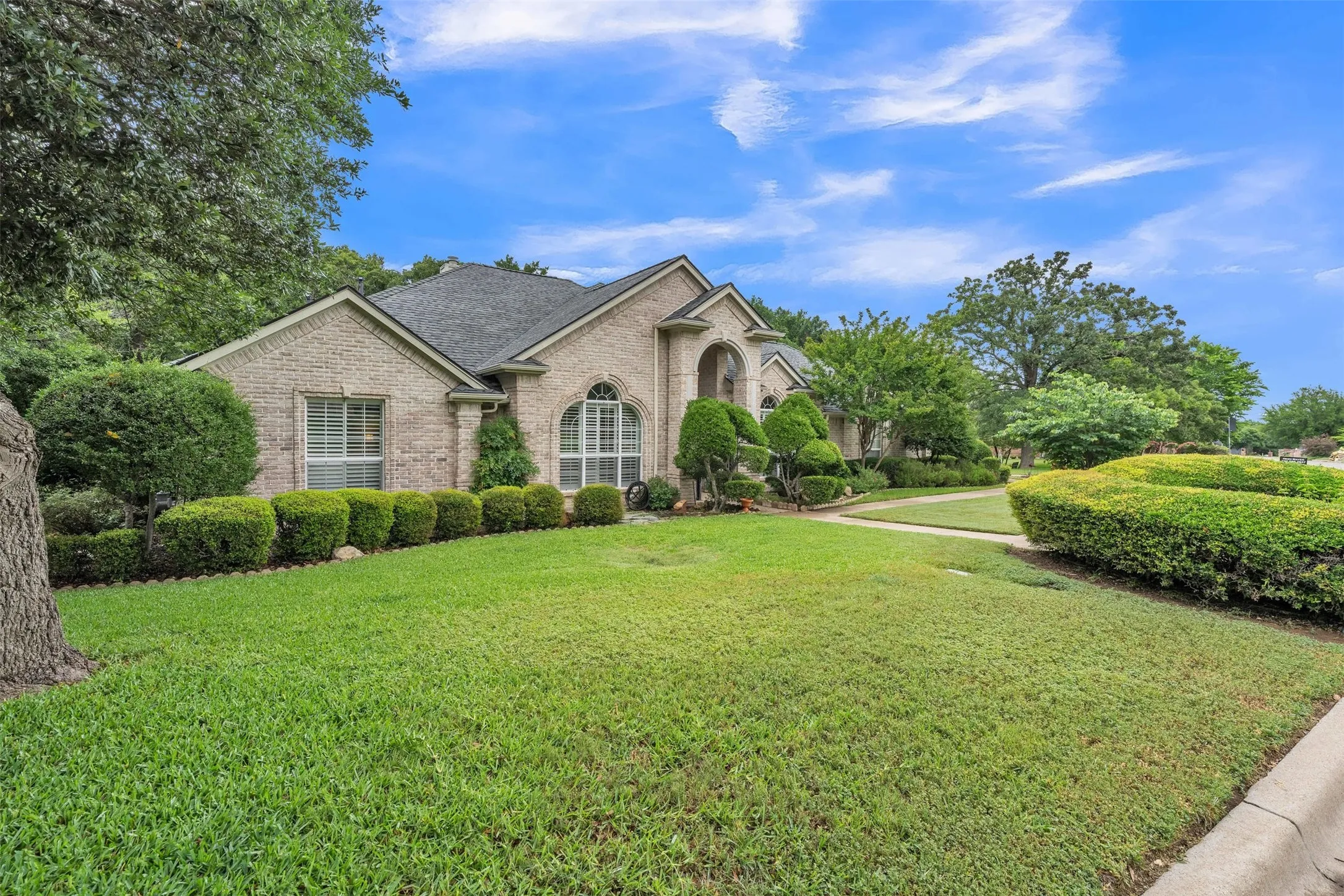 Single Family Residence For Sale in Parker County , 2001 Country Brook Drive, Weatherford, Texas 76087, 3 Bedroom, 3 Bathroom, 2 Garage spaces, 2,333 Sqft, built in 1997, mls#21275254, Real Estate Agent in Weatherford, Homes For Sale in Parker county, Homes For Sale in Weatherford, Realtor in Weatherford Texas, Real Estate Brokerage Independent Realty Texas, Luminita Cordes Realtor