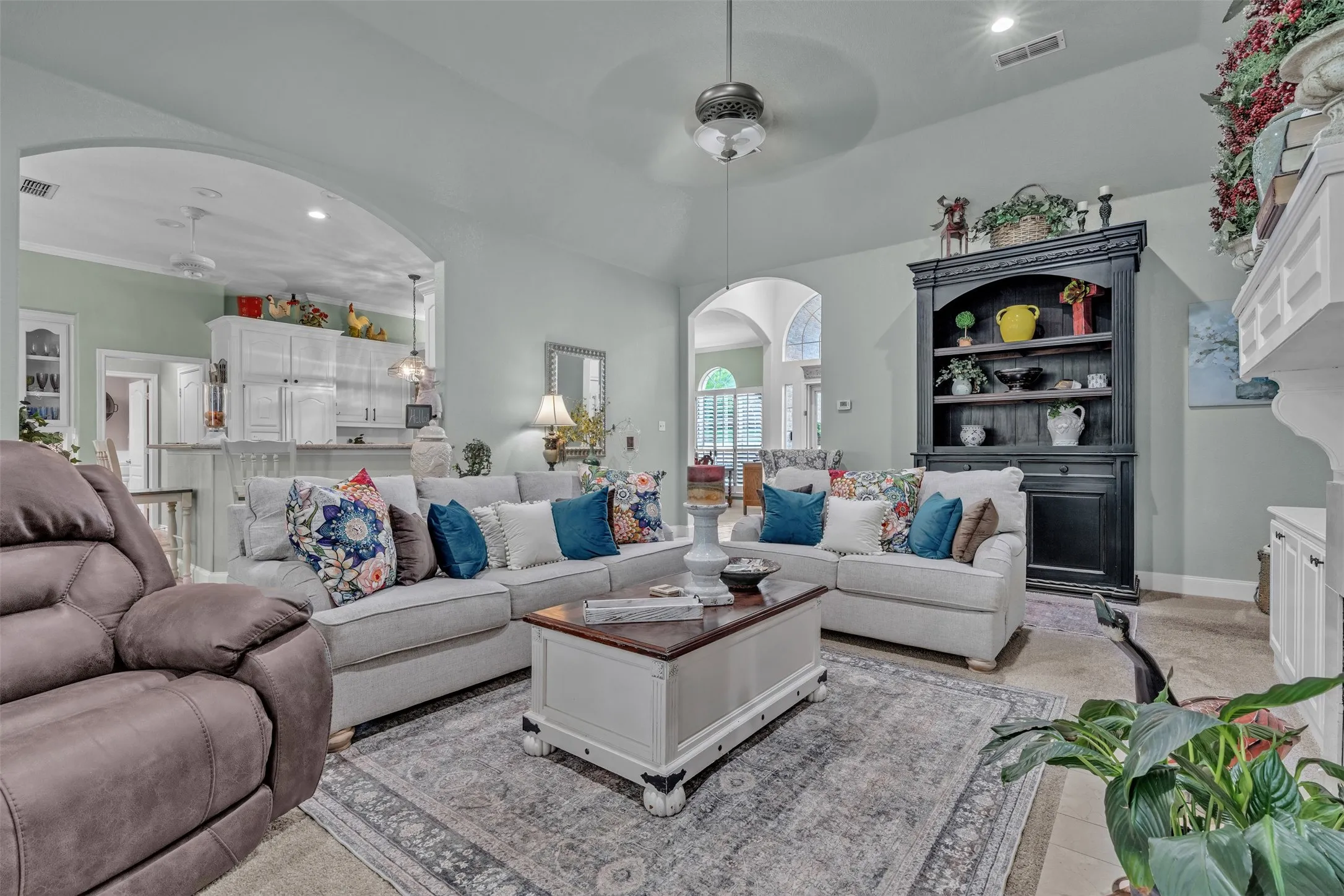 Single Family Residence For Sale in Parker County , 2001 Country Brook Drive, Weatherford, Texas 76087, 3 Bedroom, 3 Bathroom, 2 Garage spaces, 2,333 Sqft, built in 1997, mls#21275254, Real Estate Agent in Weatherford, Homes For Sale in Parker county, Homes For Sale in Weatherford, Realtor in Weatherford Texas, Real Estate Brokerage Independent Realty Texas, Luminita Cordes Realtor