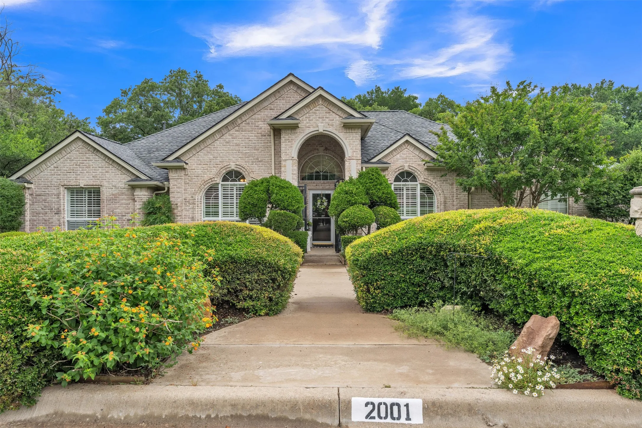 Single Family Residence For Sale in Parker County , 2001 Country Brook Drive, Weatherford, Texas 76087, 3 Bedroom, 3 Bathroom, 2 Garage spaces, 2,333 Sqft, built in 1997, mls#21275254, Real Estate Agent in Weatherford, Homes For Sale in Parker county, Homes For Sale in Weatherford, Realtor in Weatherford Texas, Real Estate Brokerage Independent Realty Texas, Luminita Cordes Realtor