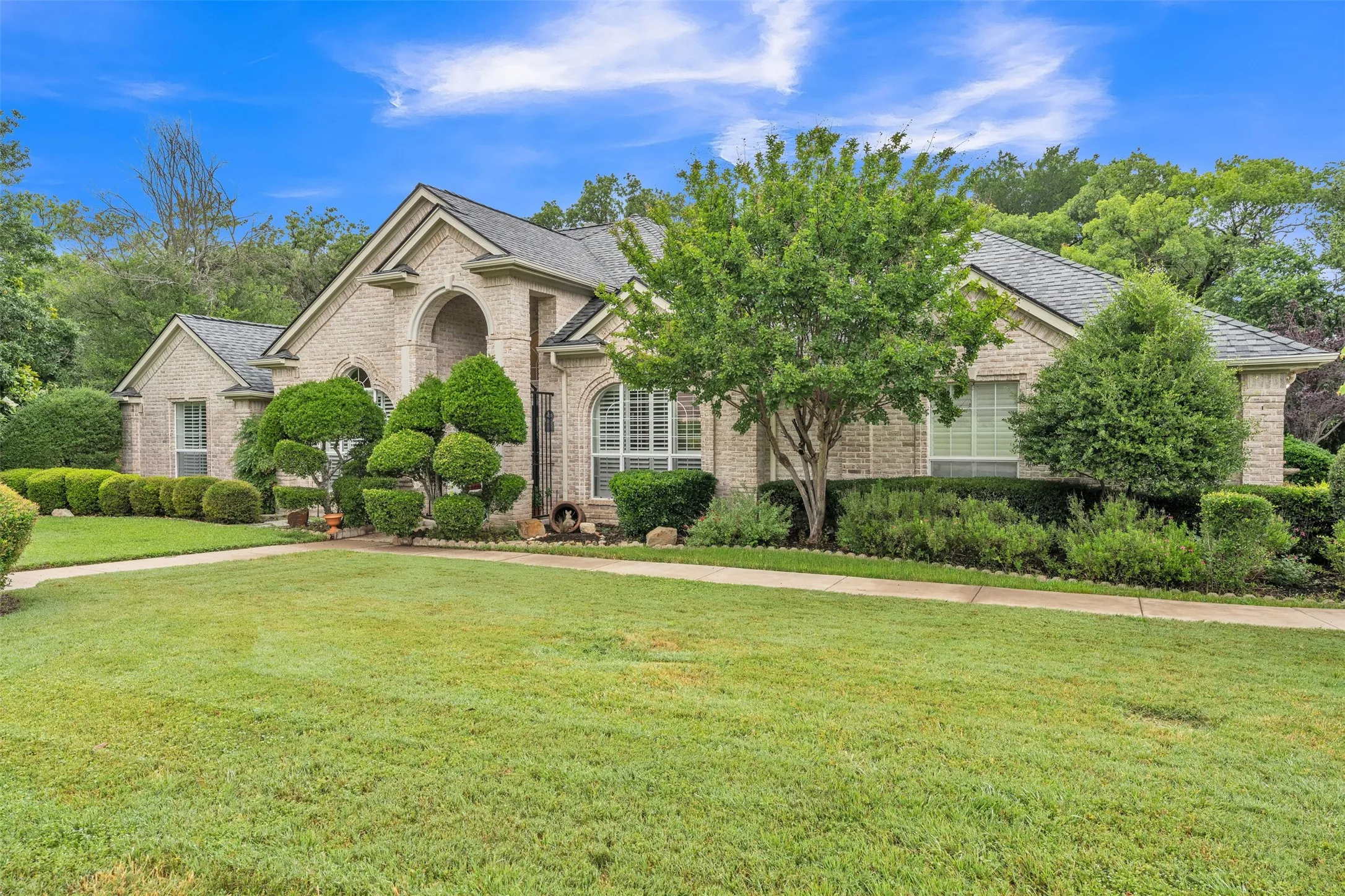 Single Family Residence For Sale in Parker County , 2001 Country Brook Drive, Weatherford, Texas 76087, 3 Bedroom, 3 Bathroom, 2 Garage spaces, 2,333 Sqft, built in 1997, mls#21275254, Real Estate Agent in Weatherford, Homes For Sale in Parker county, Homes For Sale in Weatherford, Realtor in Weatherford Texas, Real Estate Brokerage Independent Realty Texas, Luminita Cordes Realtor
