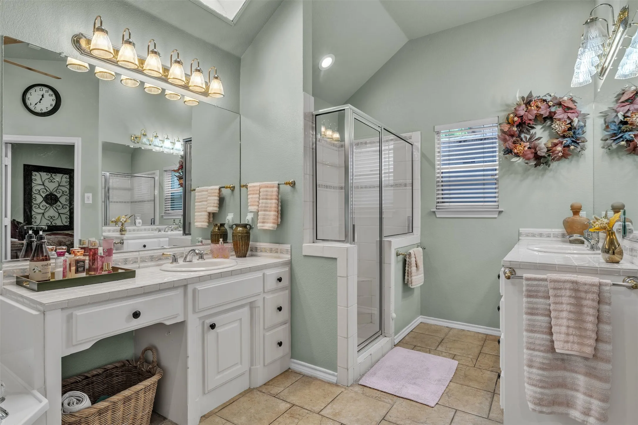 Single Family Residence For Sale in Parker County , 2001 Country Brook Drive, Weatherford, Texas 76087, 3 Bedroom, 3 Bathroom, 2 Garage spaces, 2,333 Sqft, built in 1997, mls#21275254, Real Estate Agent in Weatherford, Homes For Sale in Parker county, Homes For Sale in Weatherford, Realtor in Weatherford Texas, Real Estate Brokerage Independent Realty Texas, Luminita Cordes Realtor
