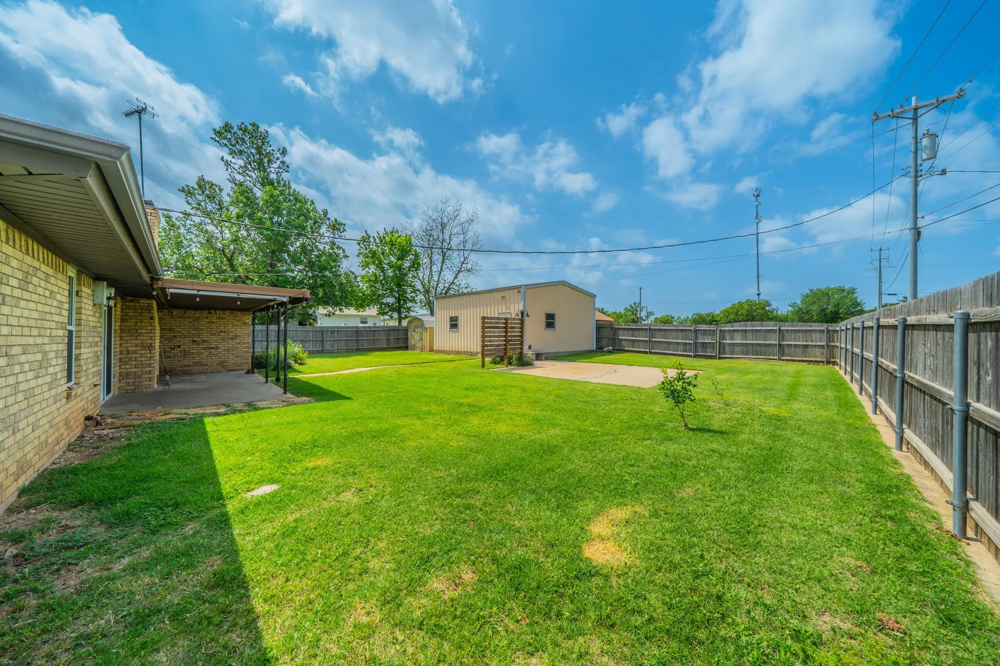 Single Family Residence For Sale in Montague County , 1300 Austin Street, Bowie, Texas 76230, 3 Bedroom, 2 Bathroom, 2 Garage spaces, 1,432 Sqft, built in 1982, mls#21200705, Real Estate Agent in Bowie, Homes For Sale in Montague county, Homes For Sale in Bowie, Realtor in Bowie Texas, Real Estate Brokerage Independent Realty Texas, Luminita Cordes Realtor