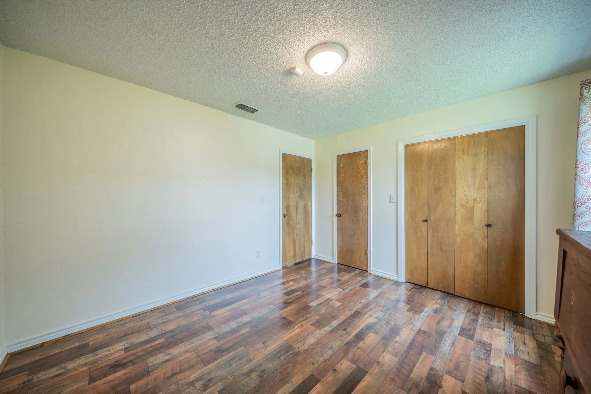 Single Family Residence For Sale in Montague County , 1300 Austin Street, Bowie, Texas 76230, 3 Bedroom, 2 Bathroom, 2 Garage spaces, 1,432 Sqft, built in 1982, mls#21200705, Real Estate Agent in Bowie, Homes For Sale in Montague county, Homes For Sale in Bowie, Realtor in Bowie Texas, Real Estate Brokerage Independent Realty Texas, Luminita Cordes Realtor