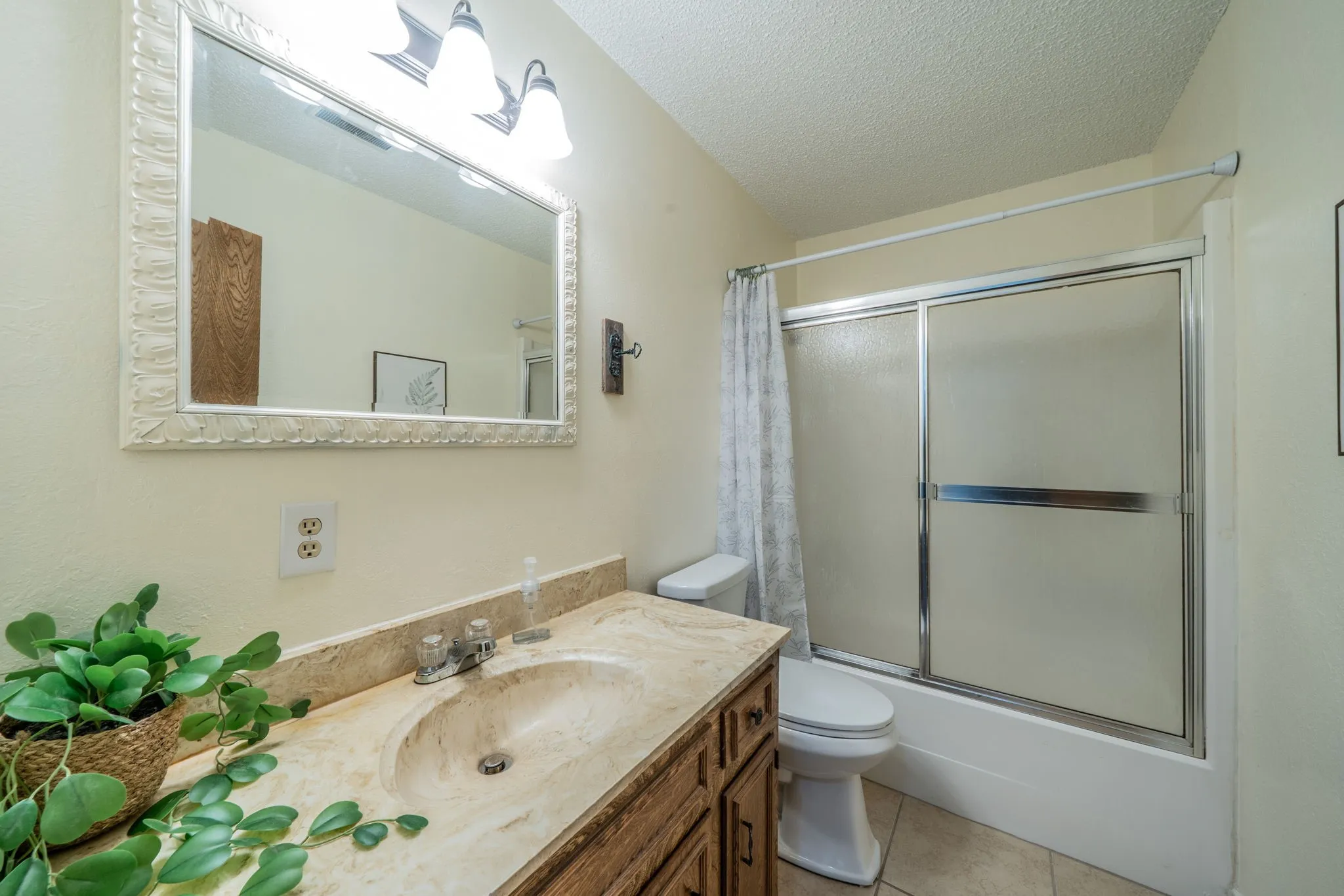 Single Family Residence For Sale in Montague County , 1300 Austin Street, Bowie, Texas 76230, 3 Bedroom, 2 Bathroom, 2 Garage spaces, 1,432 Sqft, built in 1982, mls#21200705, Real Estate Agent in Bowie, Homes For Sale in Montague county, Homes For Sale in Bowie, Realtor in Bowie Texas, Real Estate Brokerage Independent Realty Texas, Luminita Cordes Realtor
