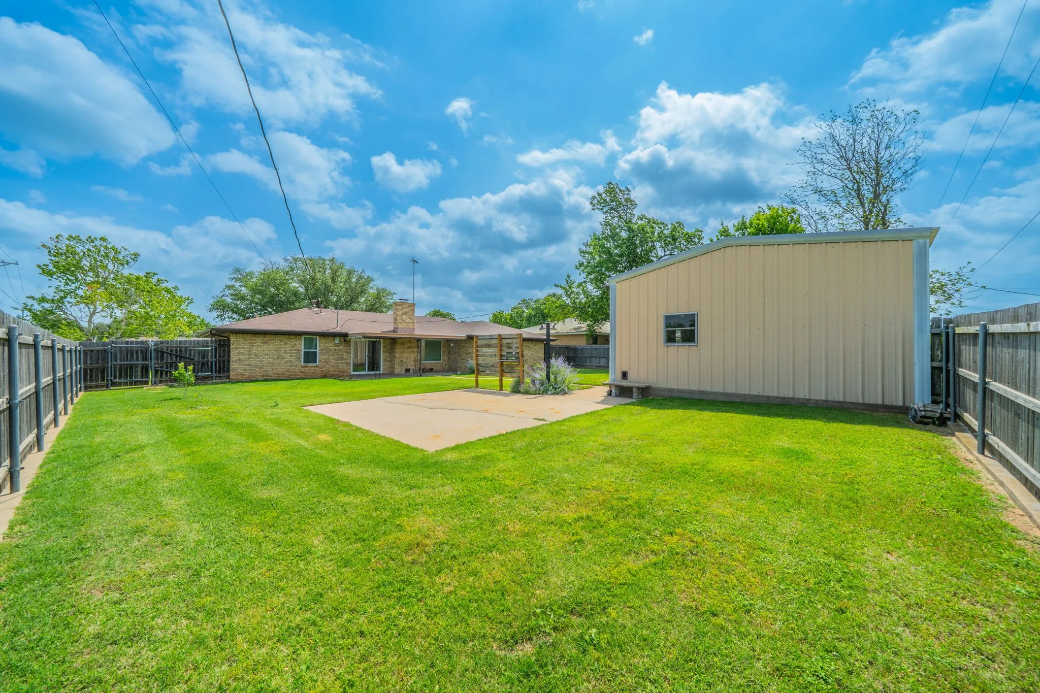 Single Family Residence For Sale in Montague County , 1300 Austin Street, Bowie, Texas 76230, 3 Bedroom, 2 Bathroom, 2 Garage spaces, 1,432 Sqft, built in 1982, mls#21200705, Real Estate Agent in Bowie, Homes For Sale in Montague county, Homes For Sale in Bowie, Realtor in Bowie Texas, Real Estate Brokerage Independent Realty Texas, Luminita Cordes Realtor