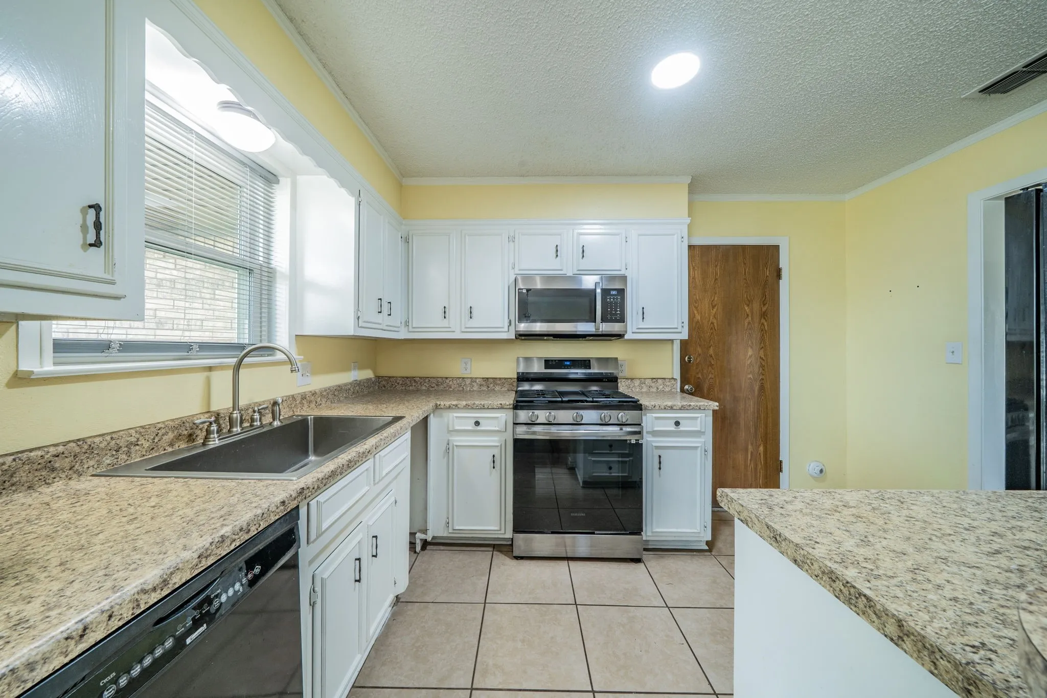 Single Family Residence For Sale in Montague County , 1300 Austin Street, Bowie, Texas 76230, 3 Bedroom, 2 Bathroom, 2 Garage spaces, 1,432 Sqft, built in 1982, mls#21200705, Real Estate Agent in Bowie, Homes For Sale in Montague county, Homes For Sale in Bowie, Realtor in Bowie Texas, Real Estate Brokerage Independent Realty Texas, Luminita Cordes Realtor
