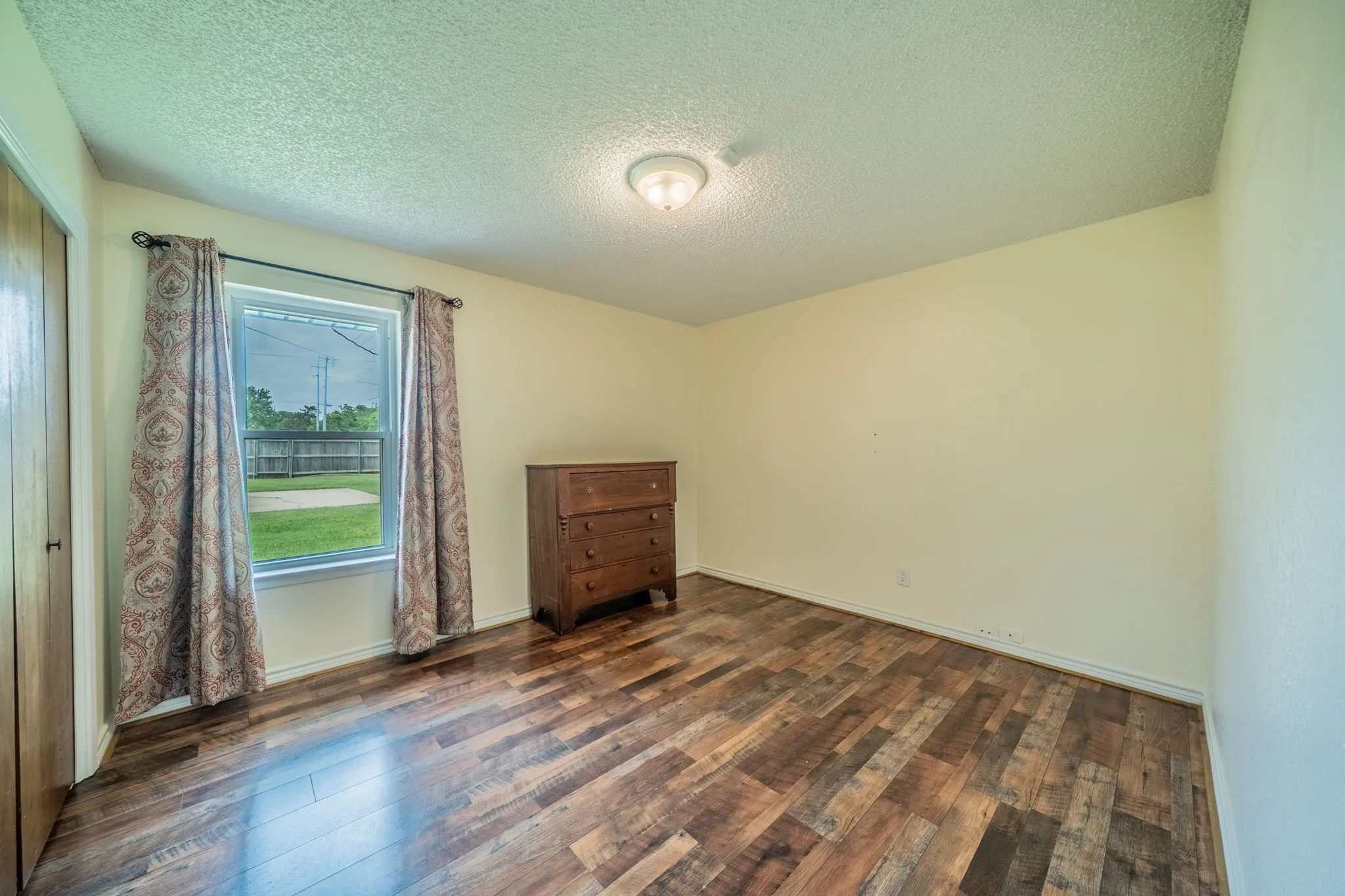 Single Family Residence For Sale in Montague County , 1300 Austin Street, Bowie, Texas 76230, 3 Bedroom, 2 Bathroom, 2 Garage spaces, 1,432 Sqft, built in 1982, mls#21200705, Real Estate Agent in Bowie, Homes For Sale in Montague county, Homes For Sale in Bowie, Realtor in Bowie Texas, Real Estate Brokerage Independent Realty Texas, Luminita Cordes Realtor