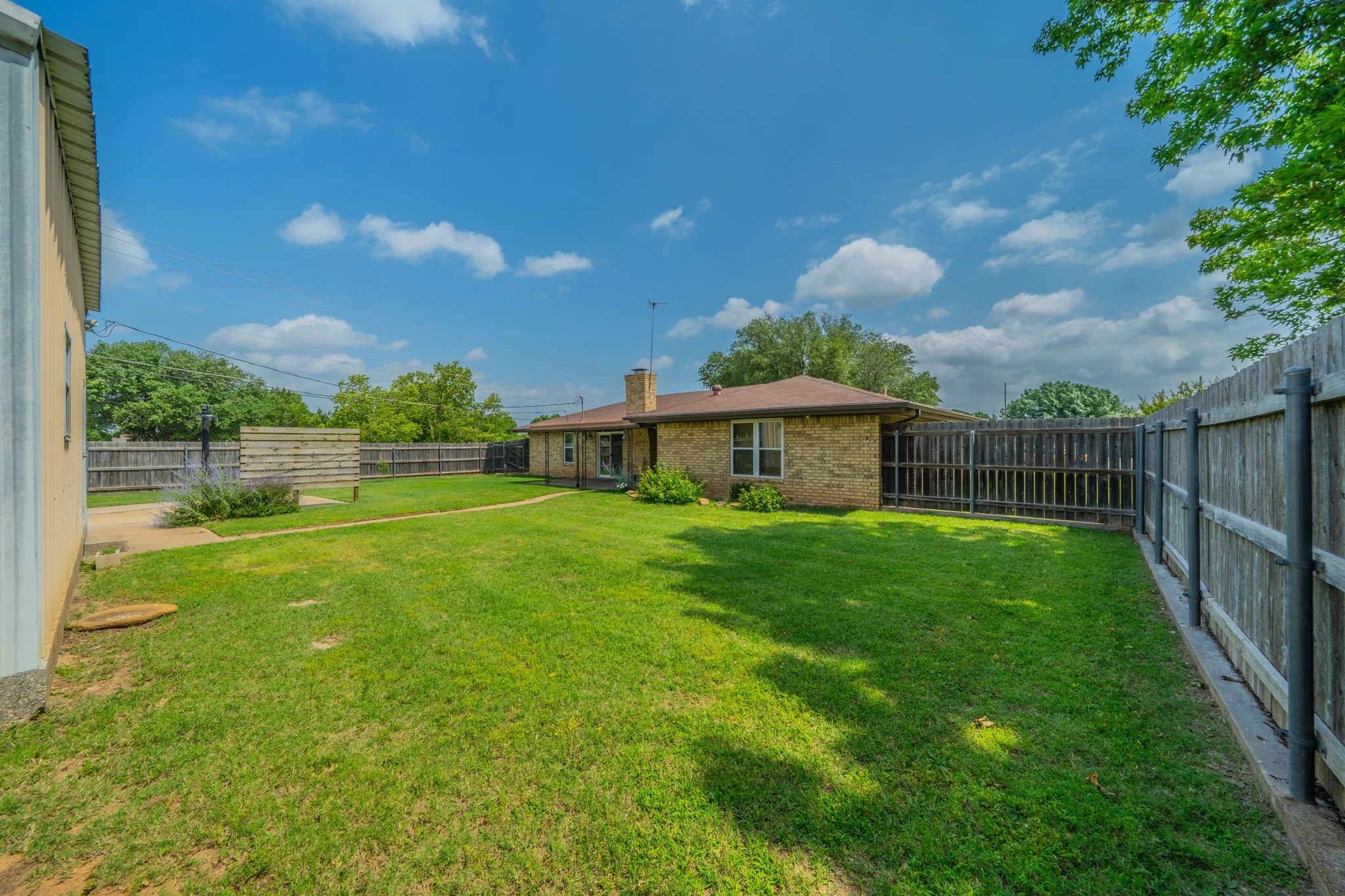 Single Family Residence For Sale in Montague County , 1300 Austin Street, Bowie, Texas 76230, 3 Bedroom, 2 Bathroom, 2 Garage spaces, 1,432 Sqft, built in 1982, mls#21200705, Real Estate Agent in Bowie, Homes For Sale in Montague county, Homes For Sale in Bowie, Realtor in Bowie Texas, Real Estate Brokerage Independent Realty Texas, Luminita Cordes Realtor