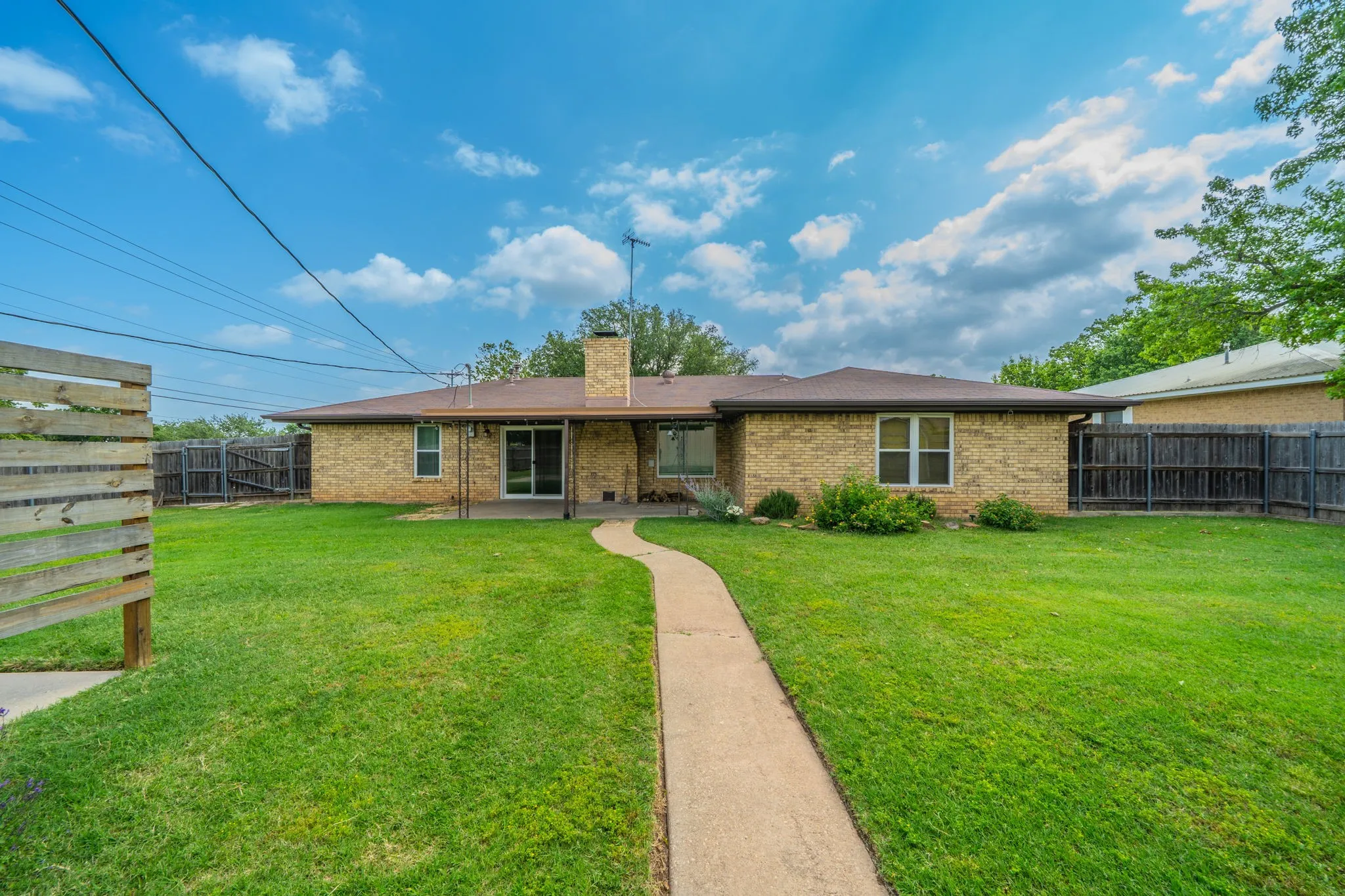 Single Family Residence For Sale in Montague County , 1300 Austin Street, Bowie, Texas 76230, 3 Bedroom, 2 Bathroom, 2 Garage spaces, 1,432 Sqft, built in 1982, mls#21200705, Real Estate Agent in Bowie, Homes For Sale in Montague county, Homes For Sale in Bowie, Realtor in Bowie Texas, Real Estate Brokerage Independent Realty Texas, Luminita Cordes Realtor